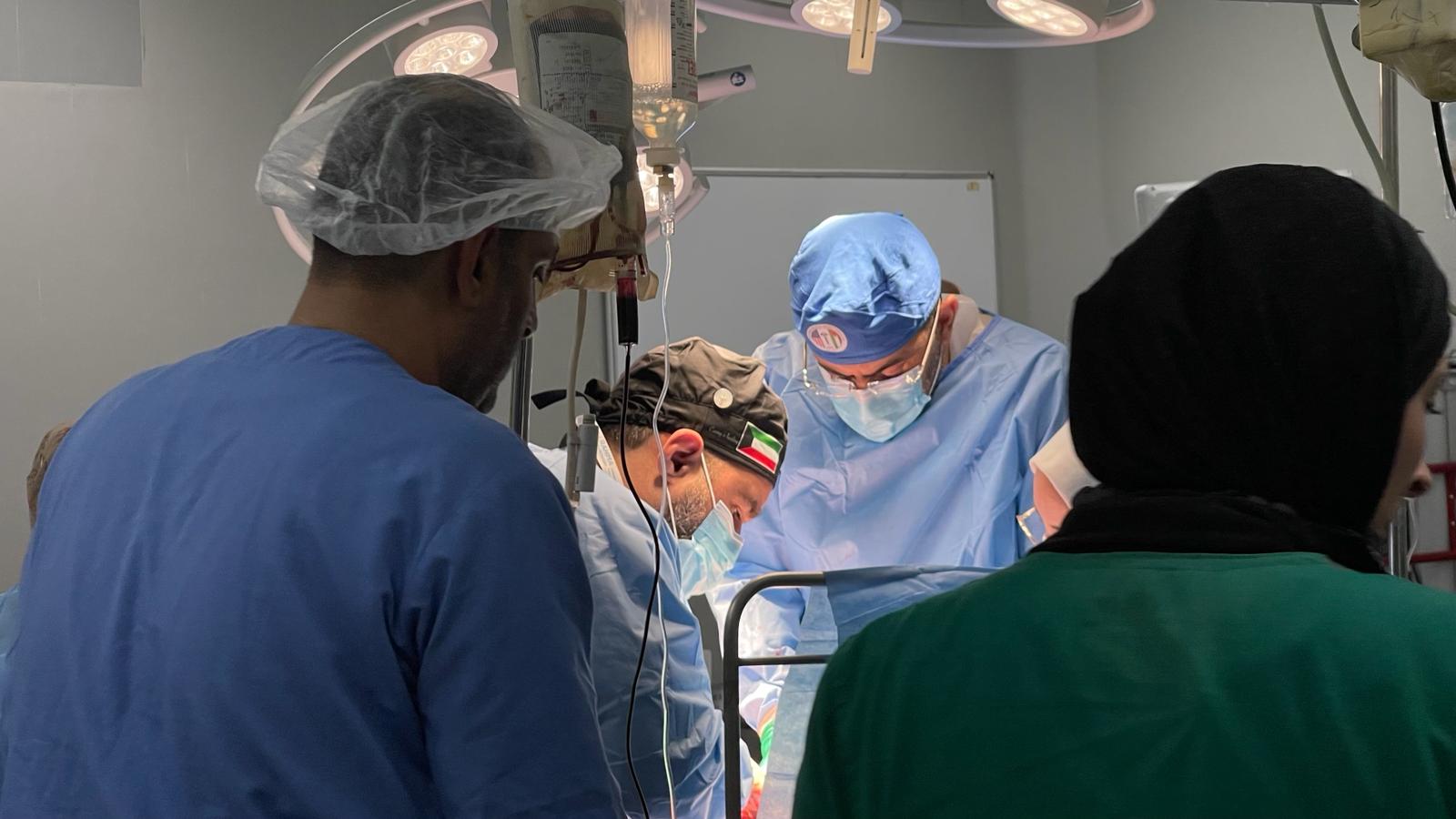 Des chirurgiens koweïtiens en pleine opération dans un hôpital à Gaza.