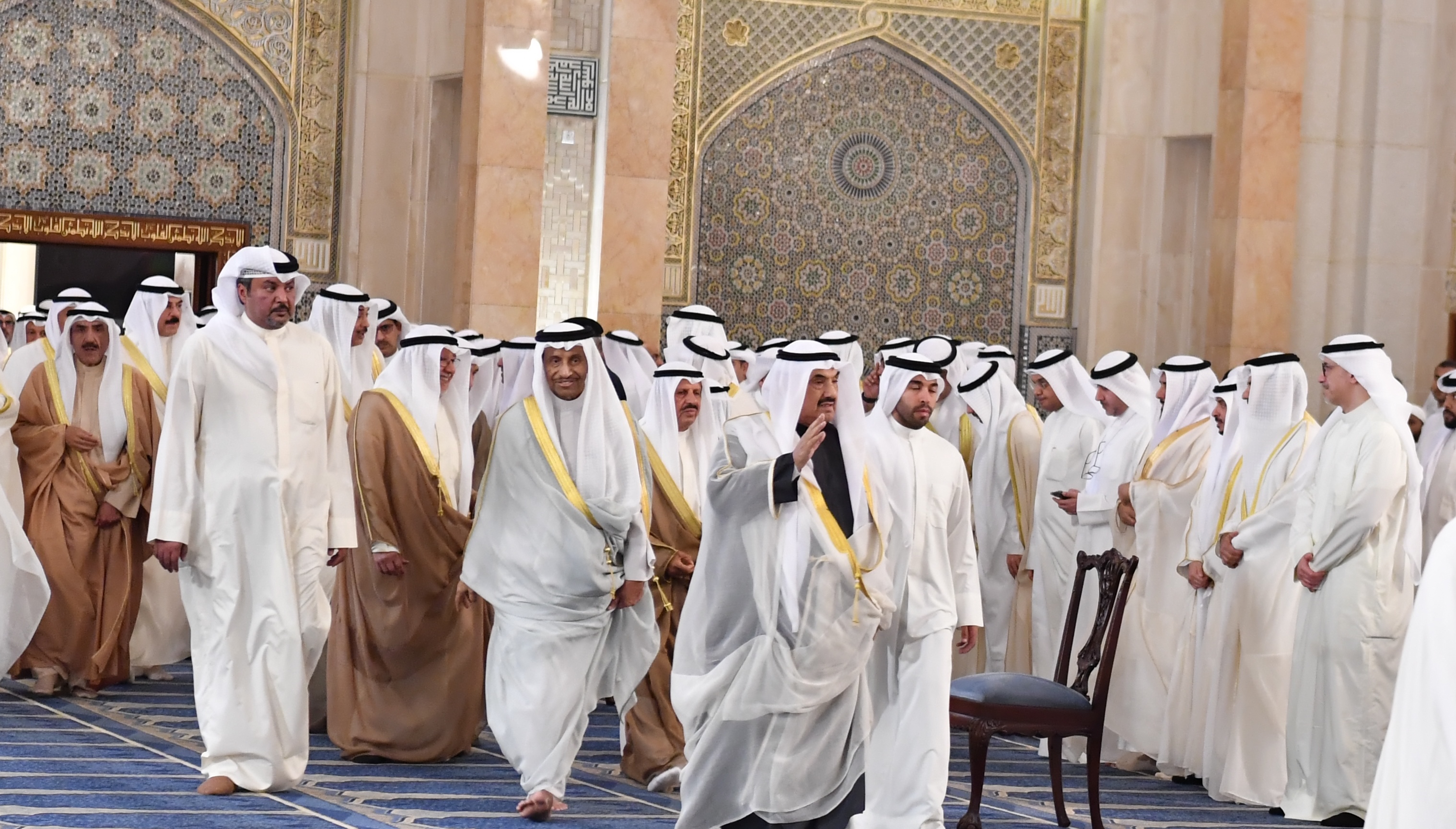 أداء صلاة عيد الفطر السعيد في المسجد الكبير بحضور كبار الشيوخ والمسؤولين بالدولة