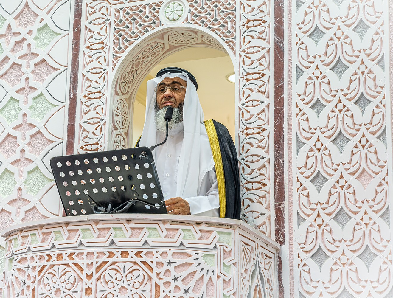 KUNA Kuwait's citizens, residents perform Eid AlFitr prayers