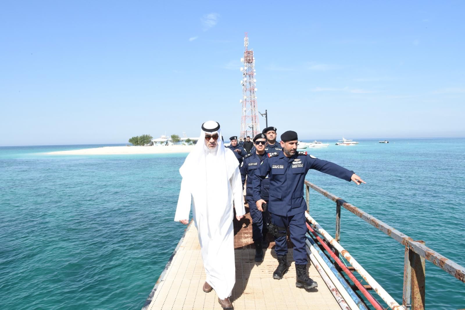 وزير الداخلية بالوكالة الشيخ فهد يوسف سعود الصباح يتفقد مركز جزيرة قاروه 
