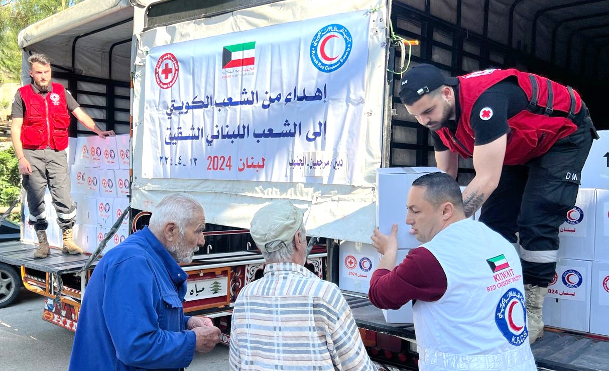 Le Croissant-Rouge distribue des aides aux sinistrés dans le sud du Liban.