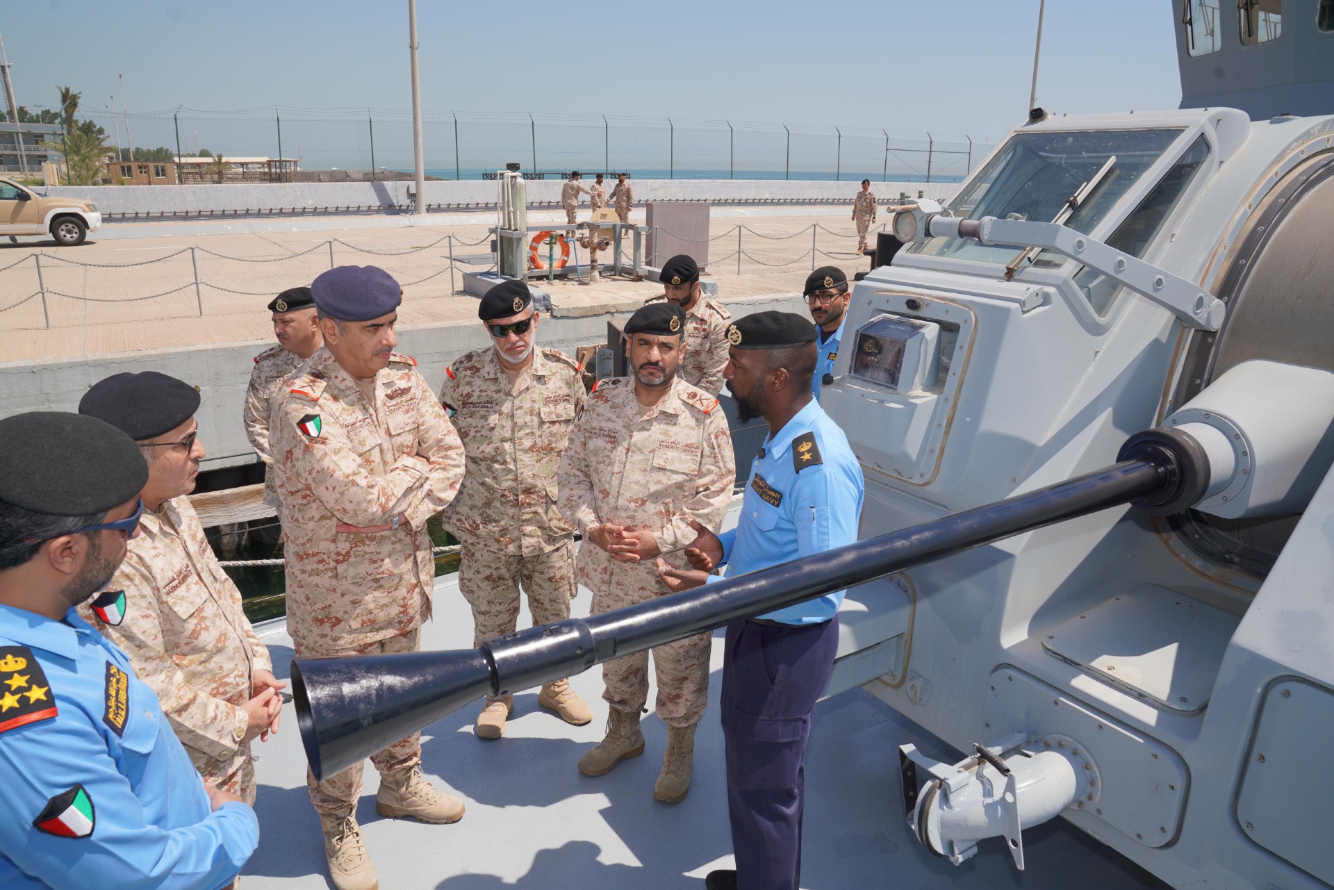 رئيس الأركان العامة للجيش الفريق الركن طيار بندر المزين يزور قاعدة محمد الأحمد البحرية