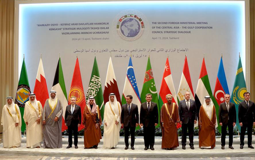 Les participants à la deuxième réunion entre le CCG et les pays d'Asie centrale.