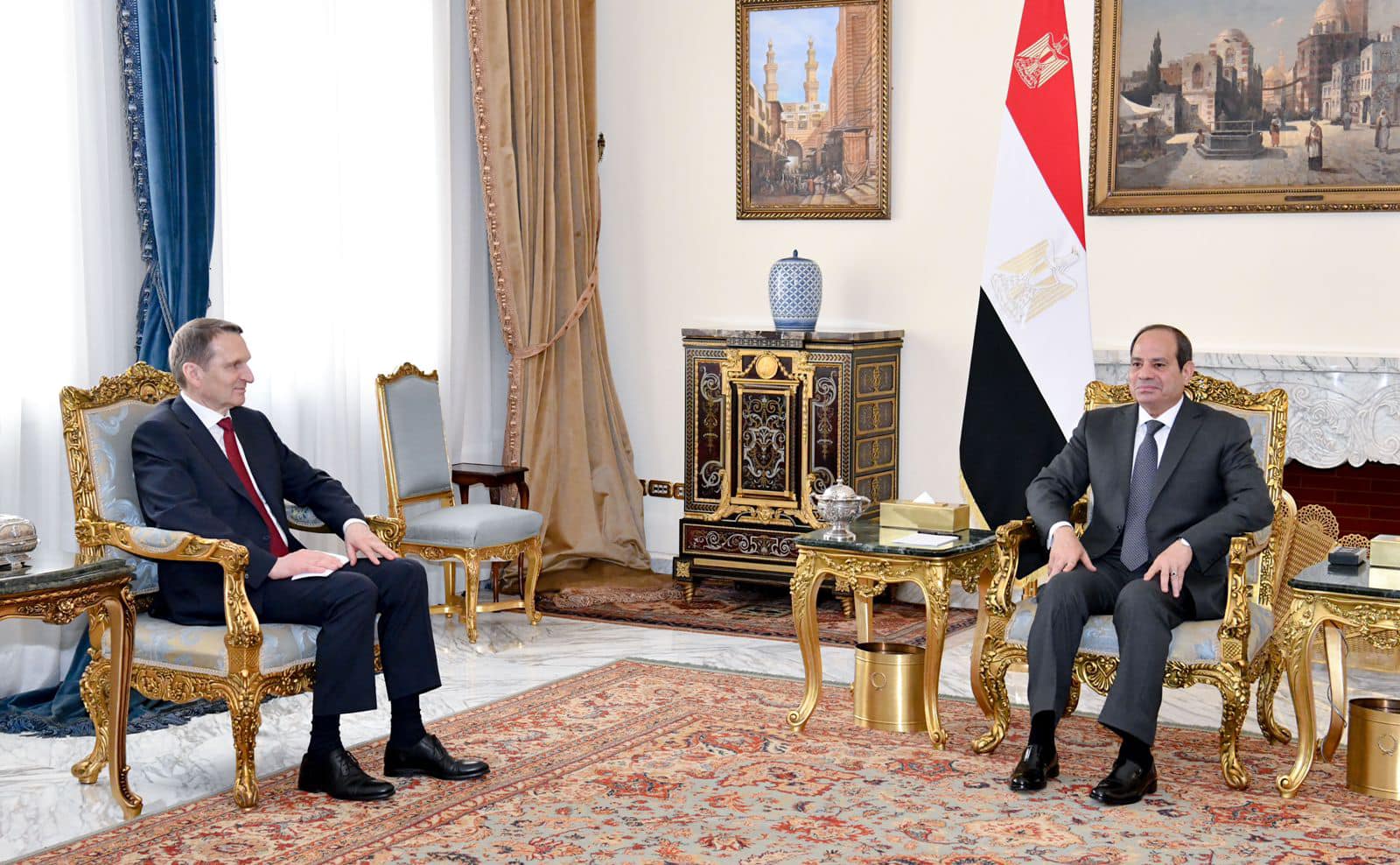 Le président égyptien Abdel Fattah Al-Sissi, recevant le  chef du Service de renseignement extérieur russe, Sergueï Narychkine.