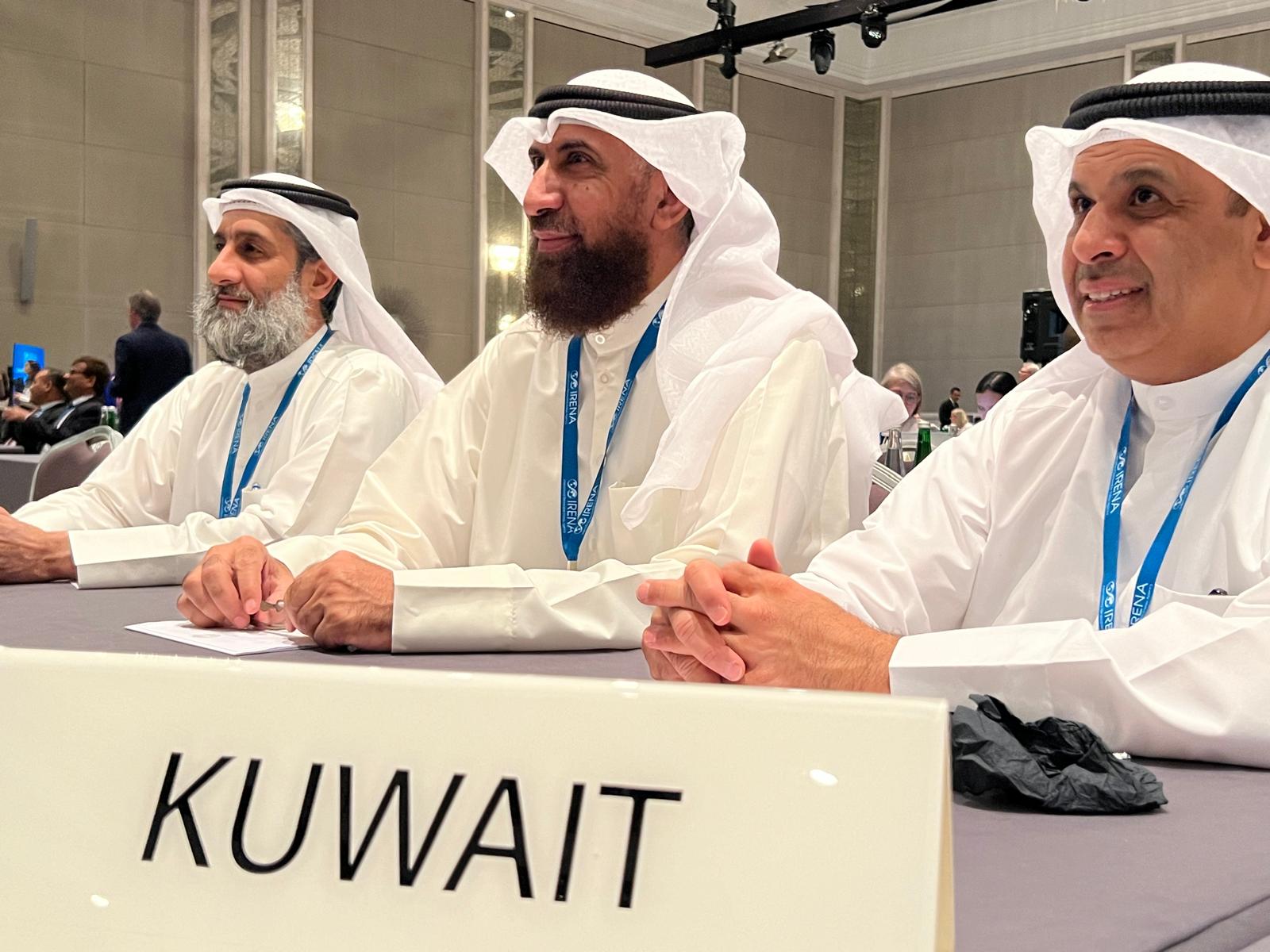 مسؤولي معهد الكويت للأبحاث العلمية خلال مشاركتهم  في منتدى مشرعي سياسات الطاقة المتجددة الدولي ال14