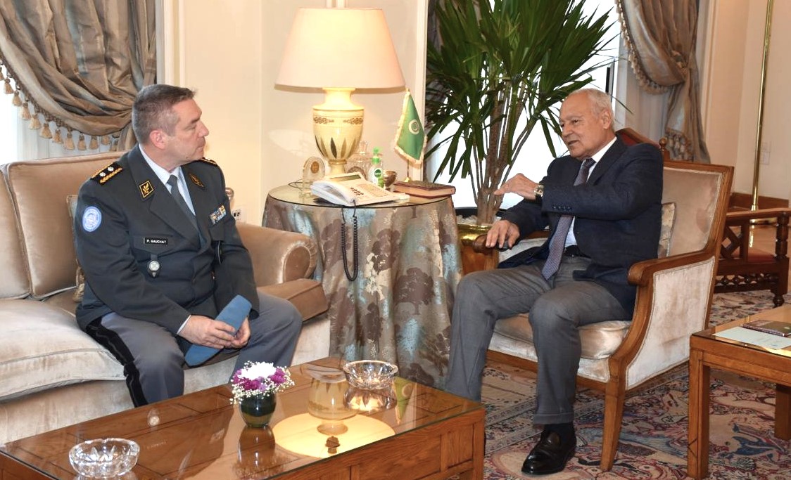 Le secrétaire général de la Ligue arabe, Ahmed Aboul Gheit, recevant le chef de mission de l'ONU, Patrick Gauchat.
