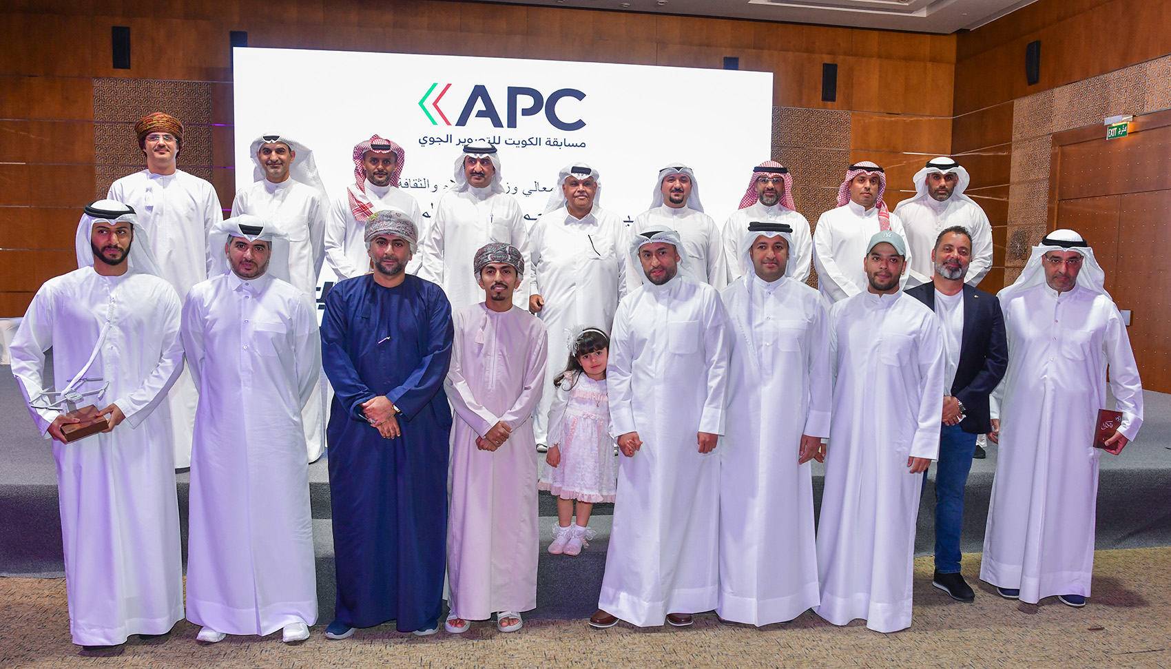 الفائزون بمسابقة الكويت للتصوير الجوي مع أعضاء لجنة التحكيم