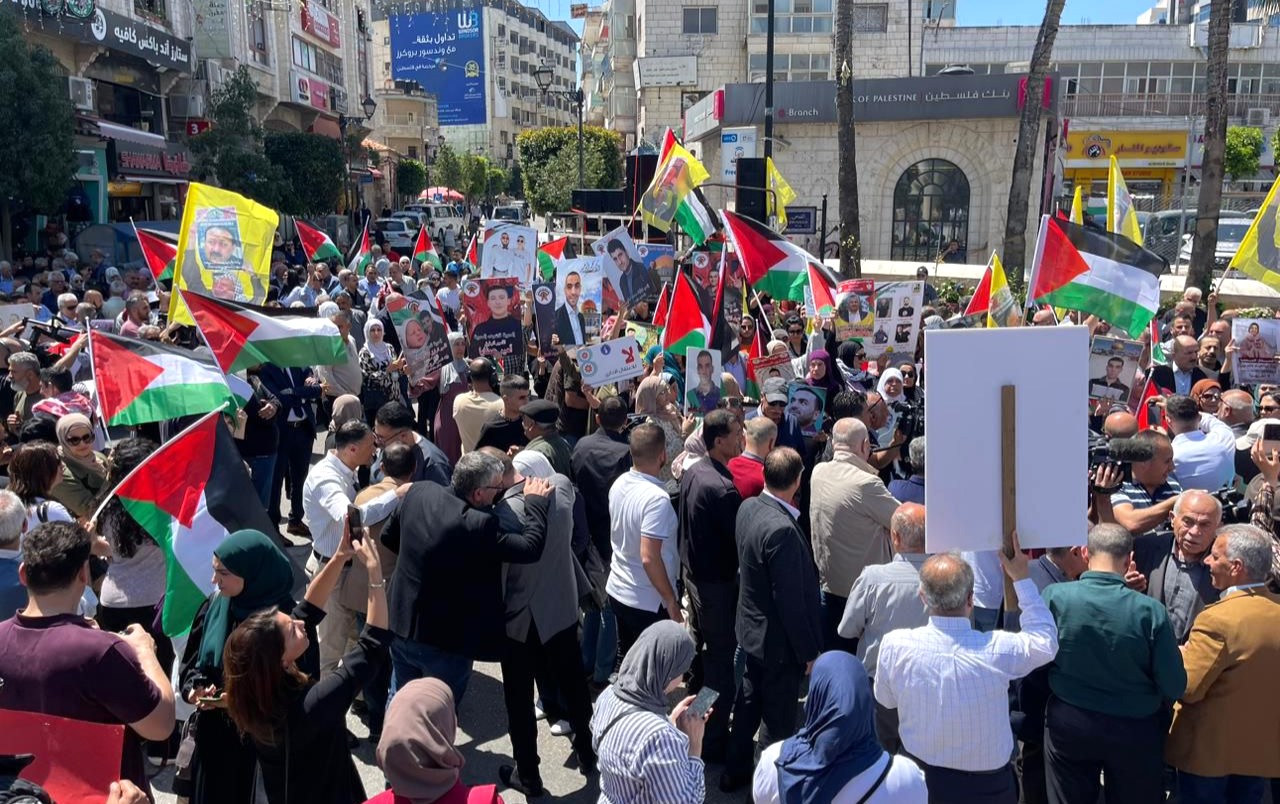 Des centaines des palestiniens protestent dans les centres de villes pour commémorer la Journée du prisonnier.