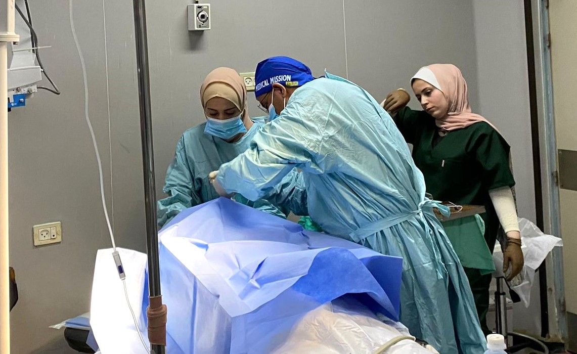 L’équipe médicale koweïtienne effectue des opérations médicales dans le sud de Gaza.