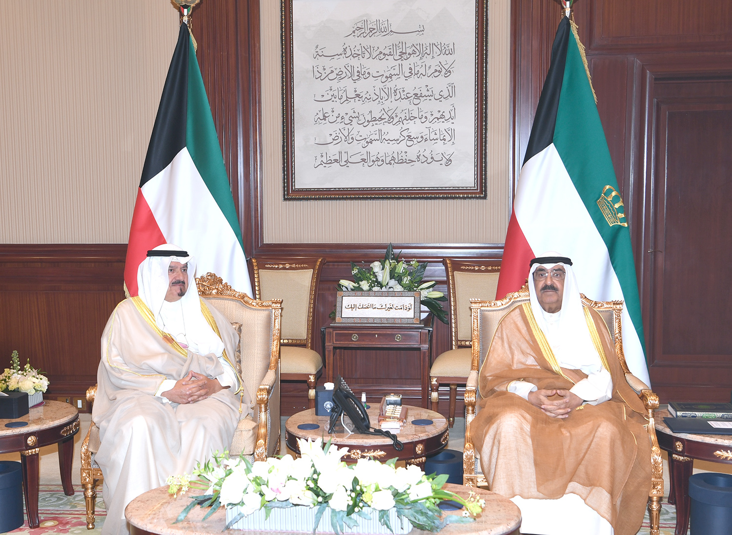 Son Altesse l'Emir du pays reçoit le Premier ministre désigné.