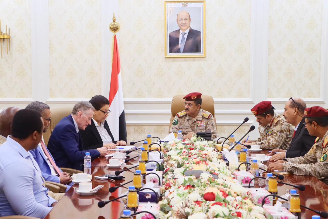 وزير الدفاع اليمني خلال استقباله رئيس بعثة الأمم المتحدة لدعم اتفاق الحُديدة