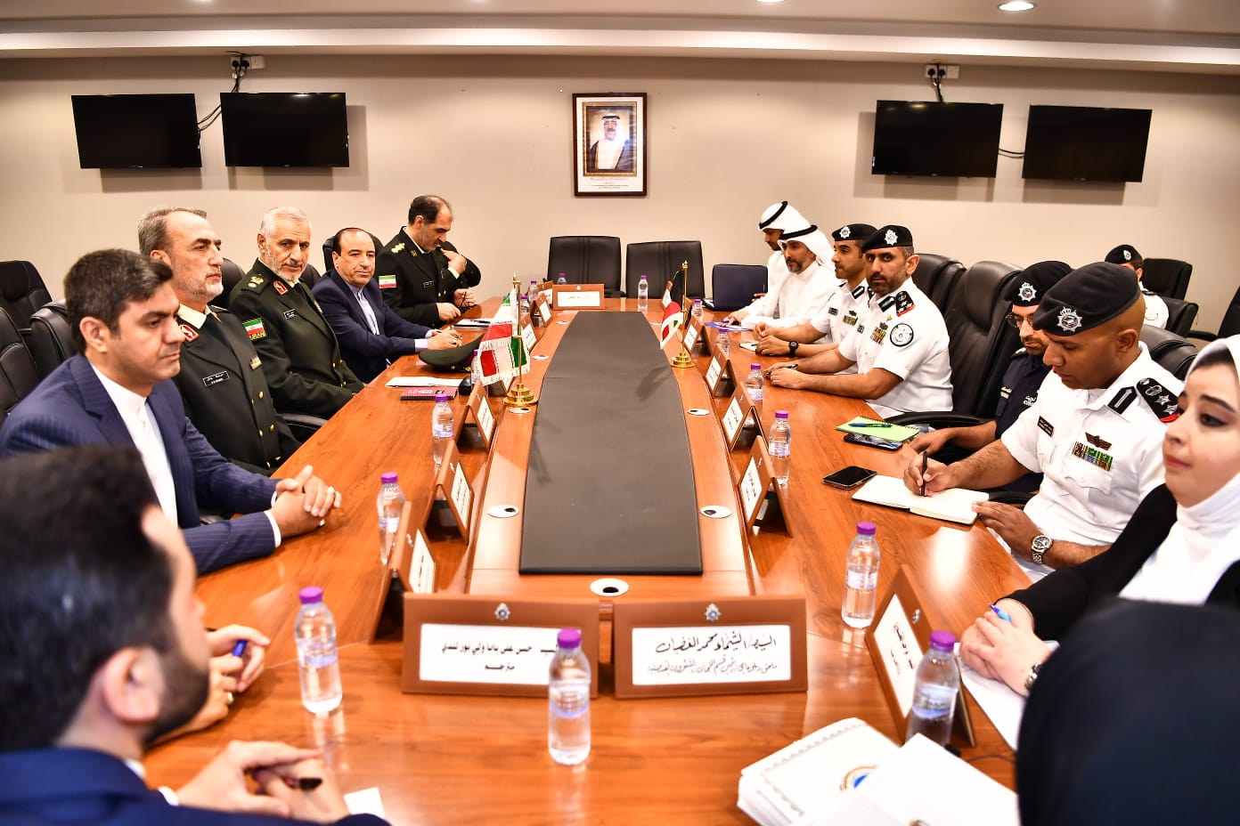 Coast Guard chief tackles combating drug smuggling, piracy with Iranian Border Guards chief