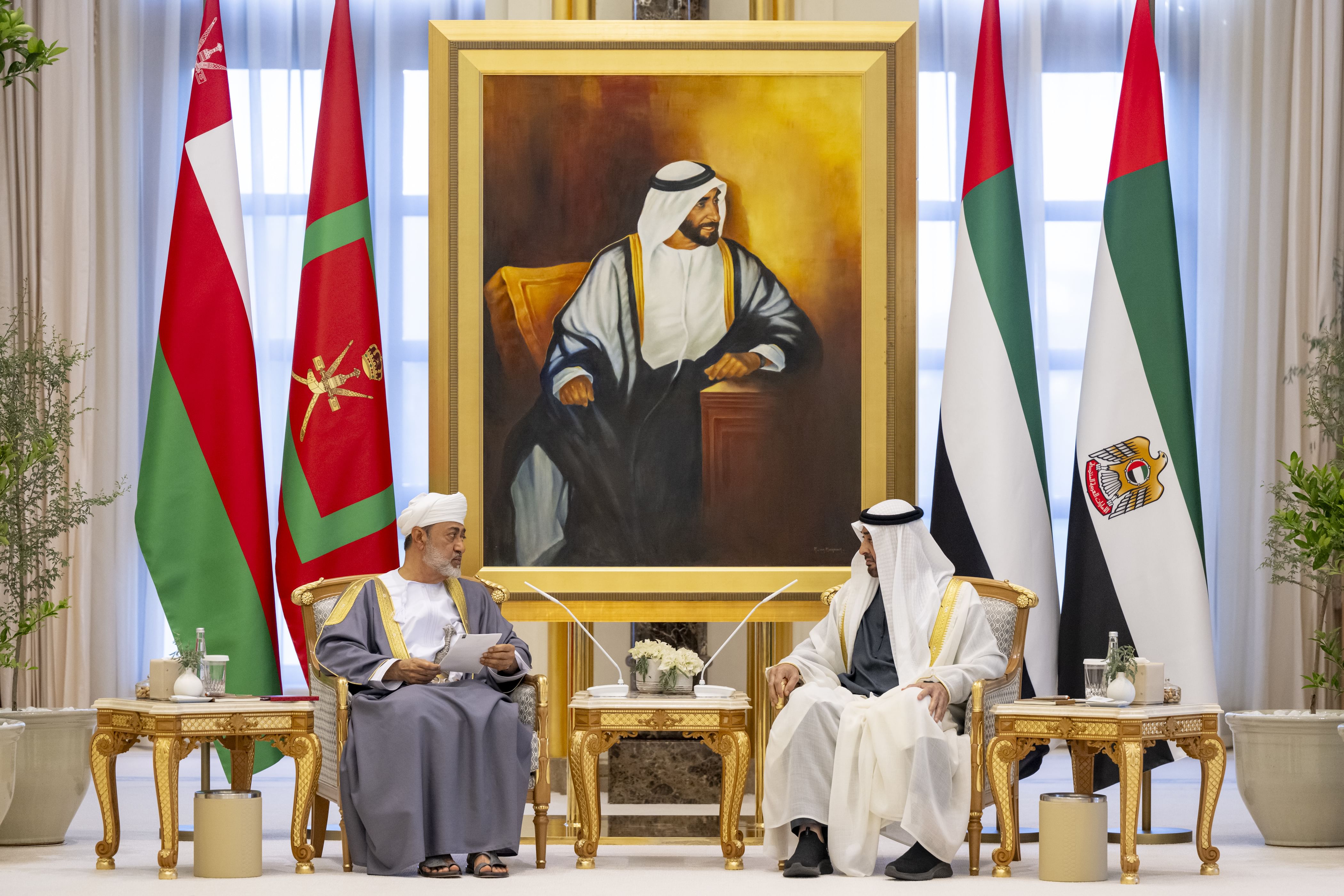 رئيس دولة الامارات العربية المتحدة الشيخ محمد بن زايد وسلطان عمان هيثم بن طارق