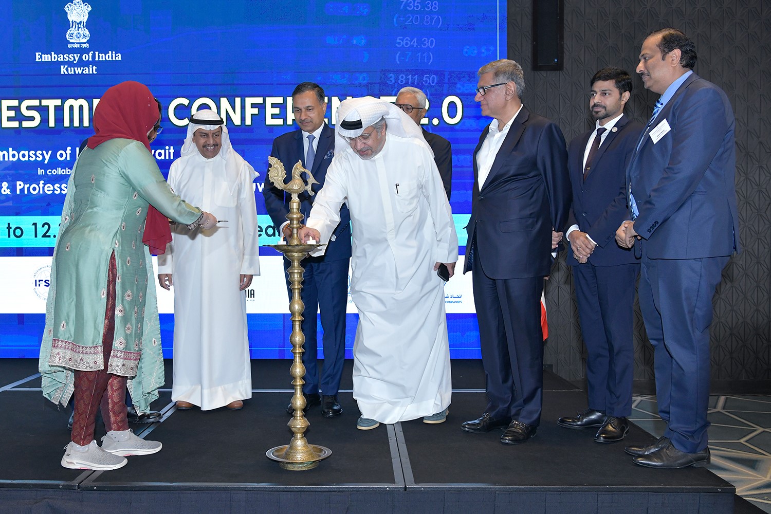 إشعال الشمع إيذانا ببدء مؤتمر الاستثمار الهندي - الكويتي الثاني