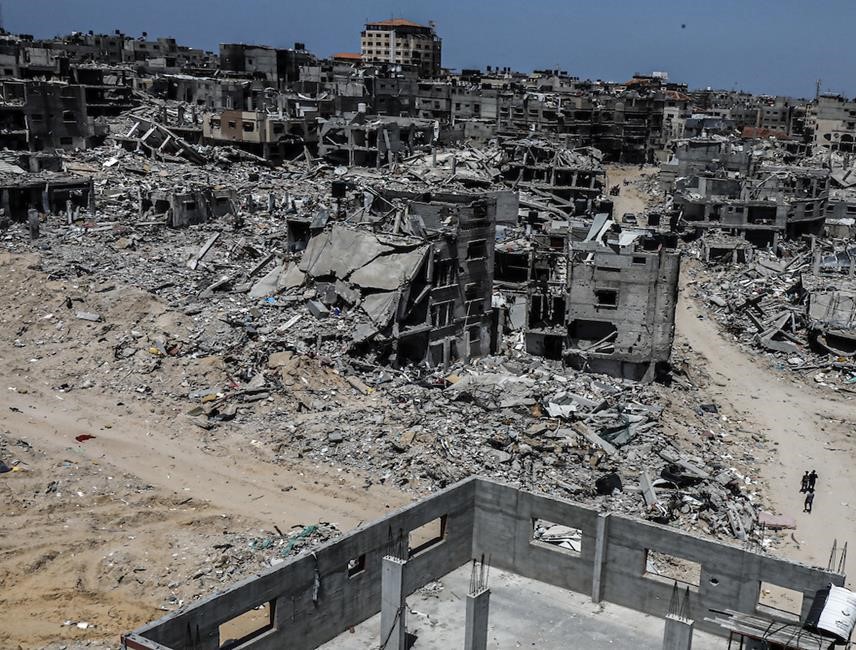 من آثار الدمار الذي خلفه استمرار قوات الاحتلال الإسرائيلي في الاعتداء على قطاع غزة لنحو 200 يوم