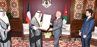 Son Altesse l’Emir du Koweït reçoit « le Collier Hussein Ben Ali » de la part du roi de Jordanie 