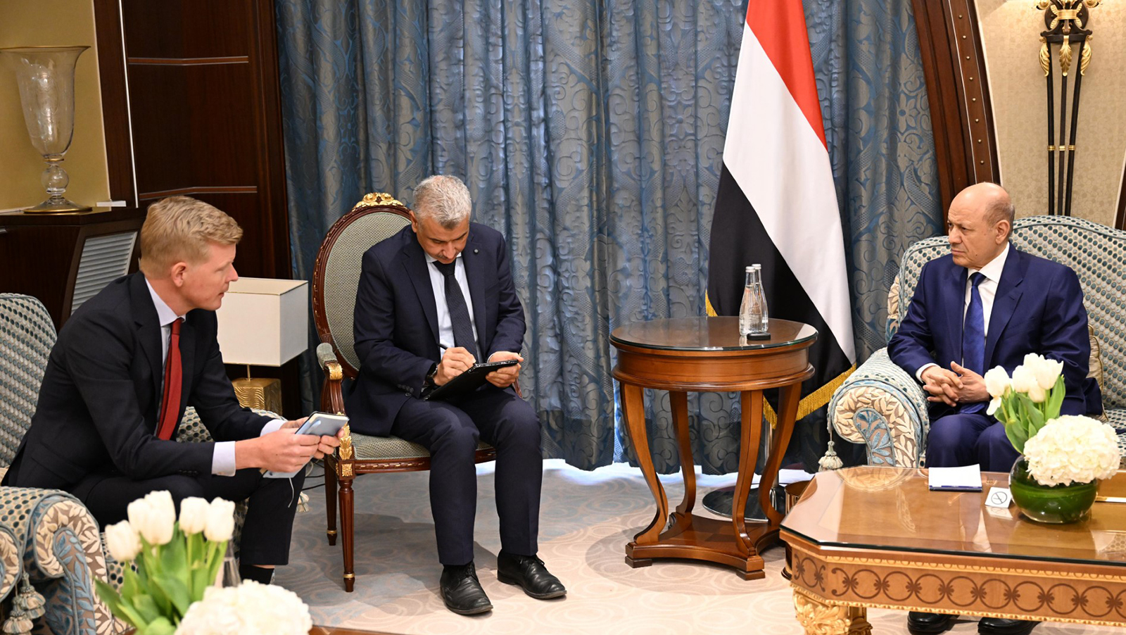 رئيس مجلس القيادة الرئاسي اليمني يستقبل المبعوث الأممي الخاص إلى اليمن