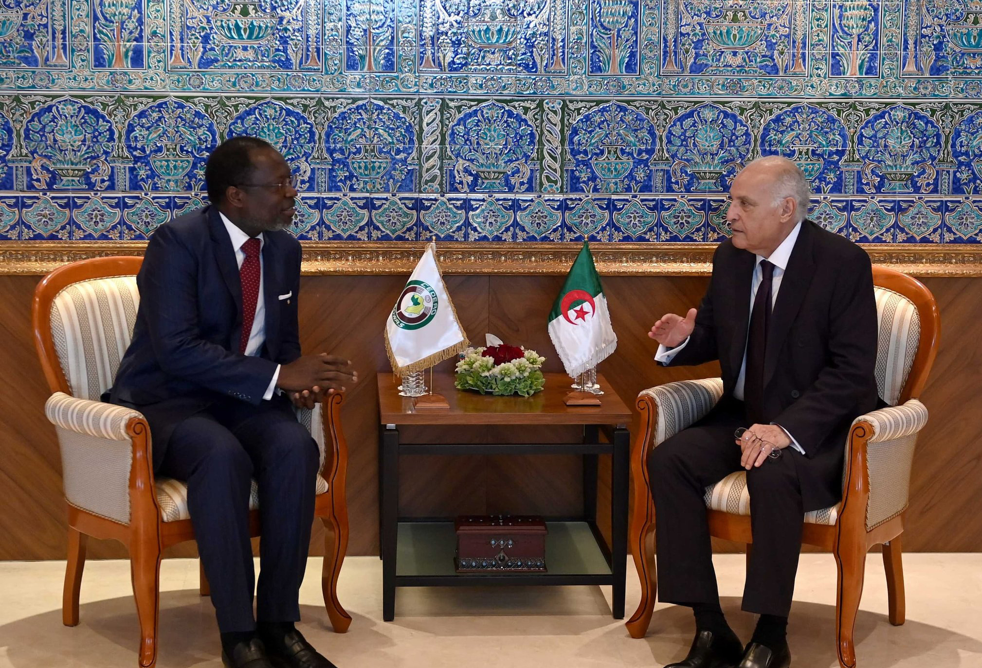 وزير الخارجية الجزائري أحمد عطاف مع رئيس مفوضية المجموعة الاقتصادية لدول غرب إفريقيا (إيكواس) عمر توراي