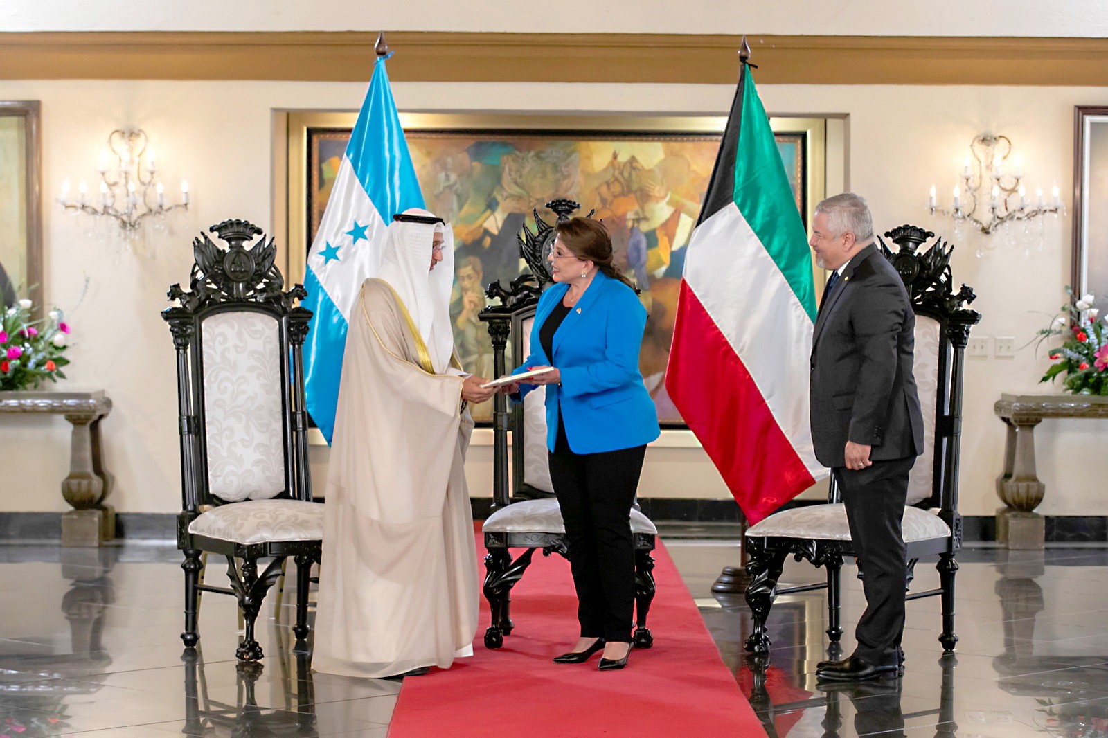 سفير الكويت بالمكسيك يقدم أوراق اعتماده إلى رئيسة هندوراس سفيرا غير مقيم لدى هندوراس
