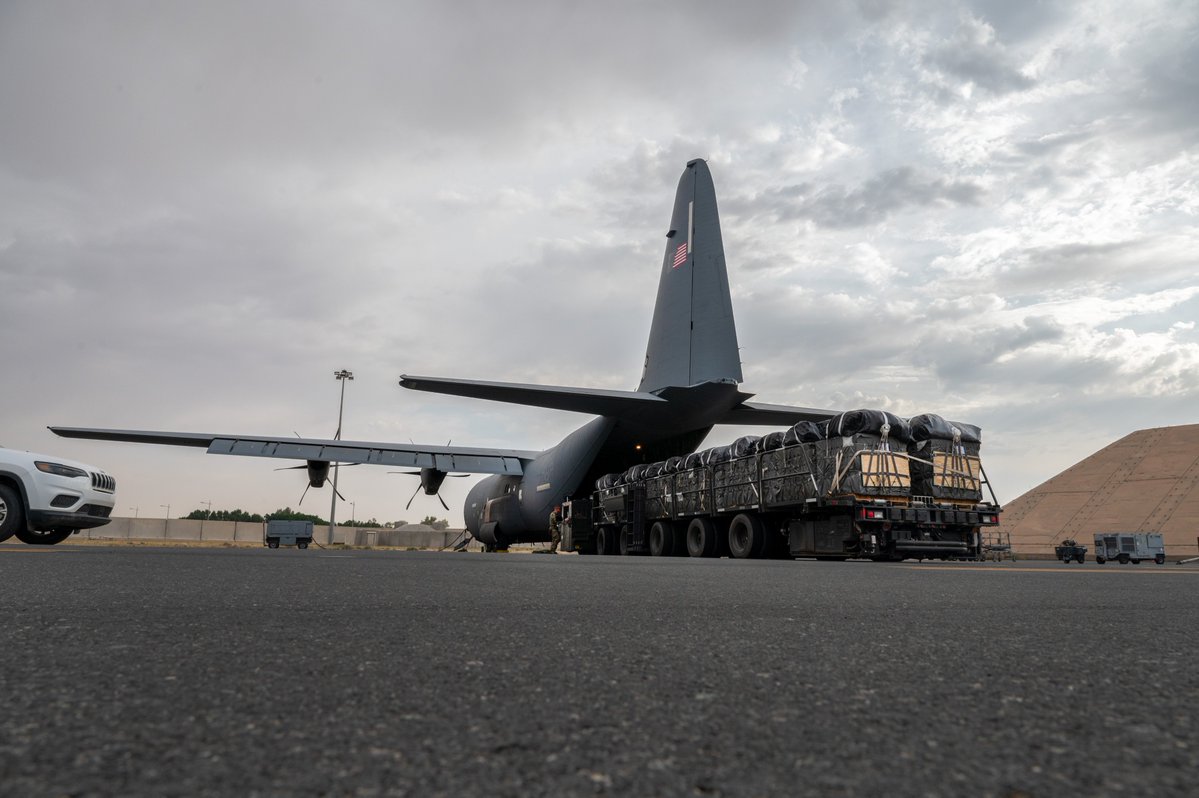 الجيش الأمريكي يواصل عمليات الإنزال الجوي للمساعدات الإنسانية على شمال قطاع غزة