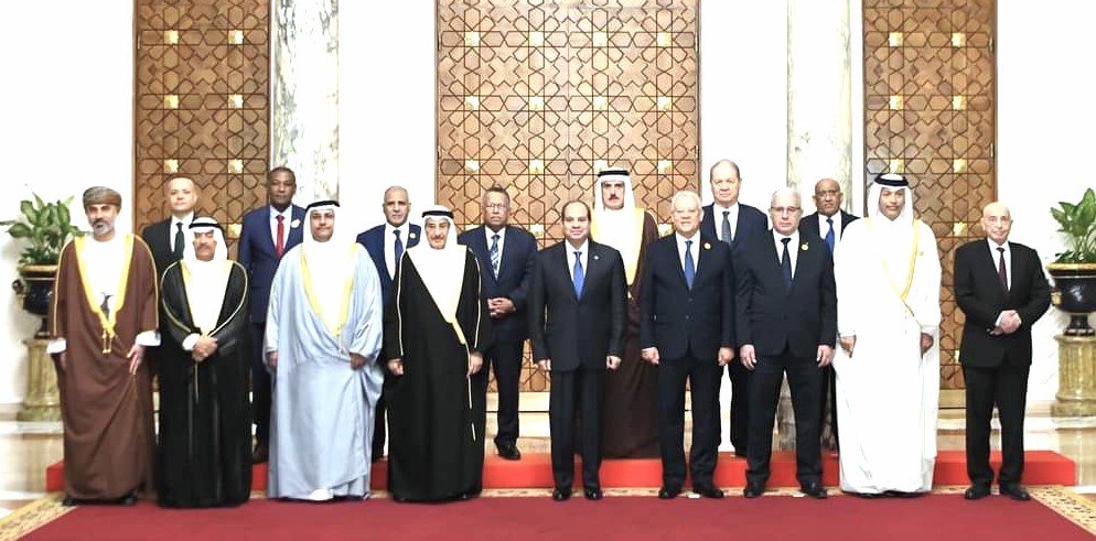 Le président égyptien recevant les participants à la sixième Conférence du Parlement arabe tenue au Caire.