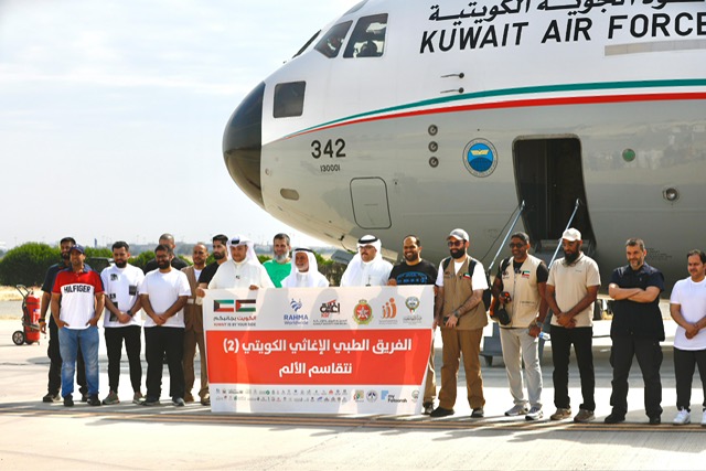 صورة تذكارية للفريق الطبي قبل صعوده إلى طائرة القوة الجوية الكويتية