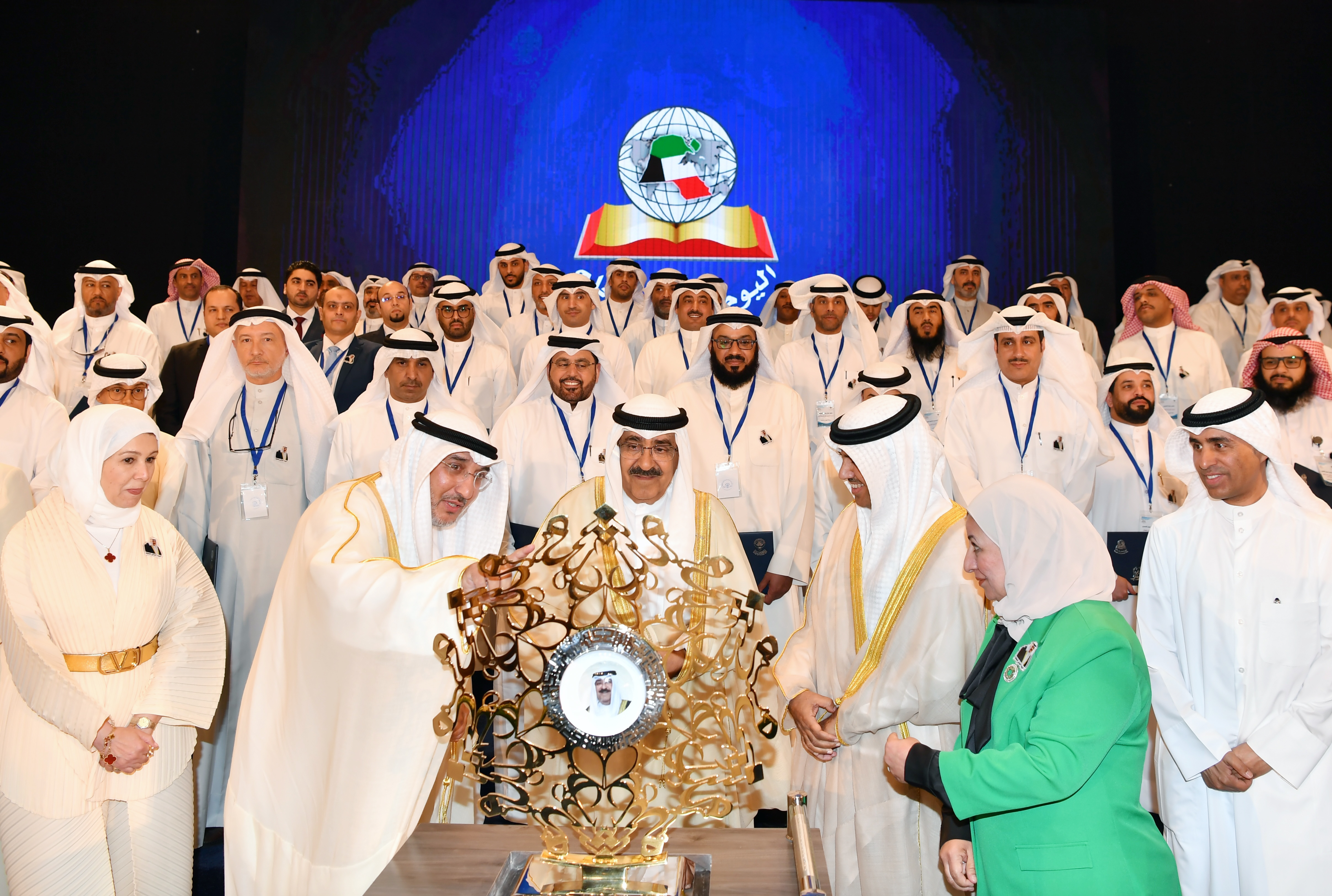 صاحب السمو أمير البلاد الشيخ مشعل الأحمد الجابر الصباح يتسلم هدية تذكارية بهذه المناسبة