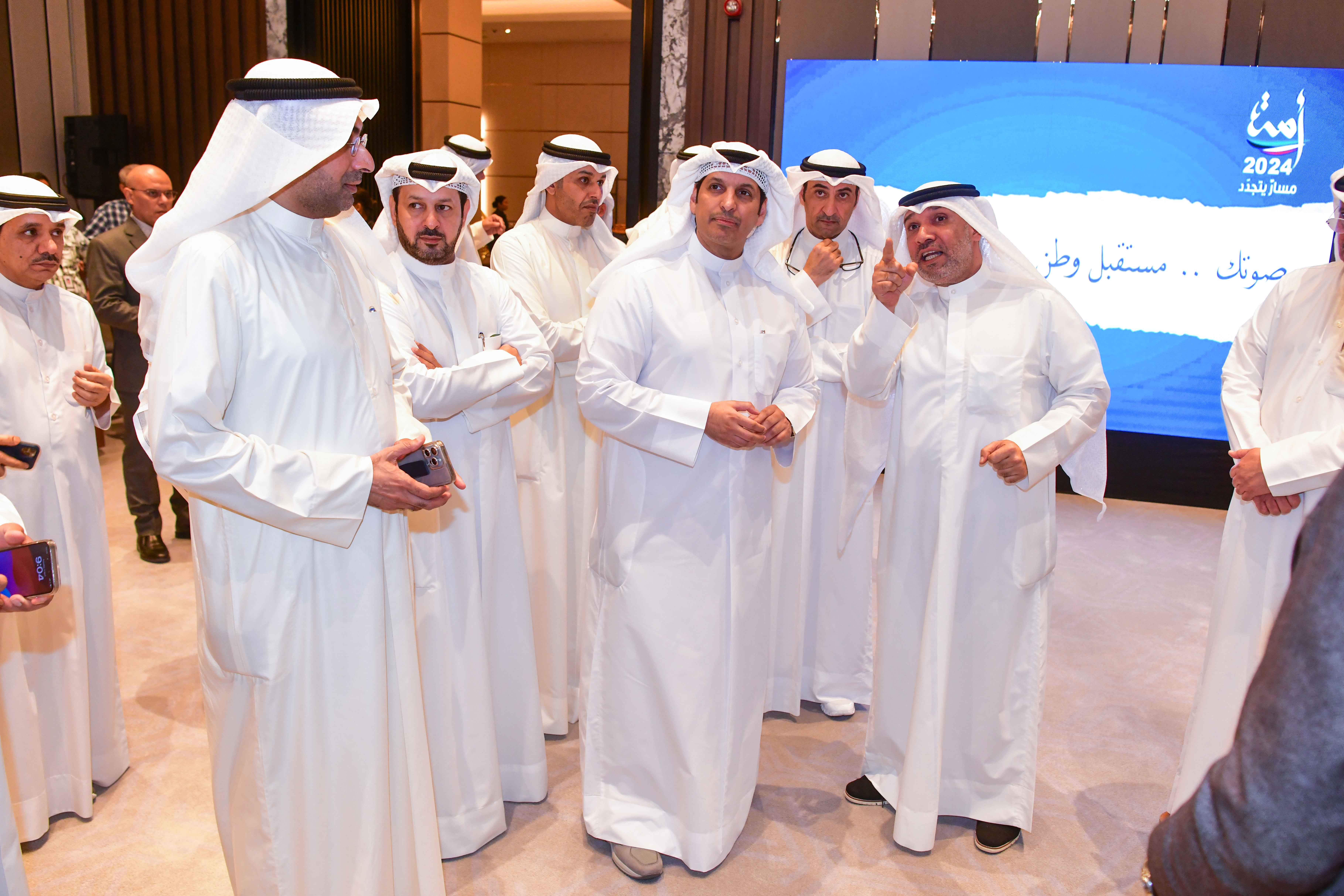 Information Minister Abdulrahman Al-Mutairi checking on the media center for the 2024 elections