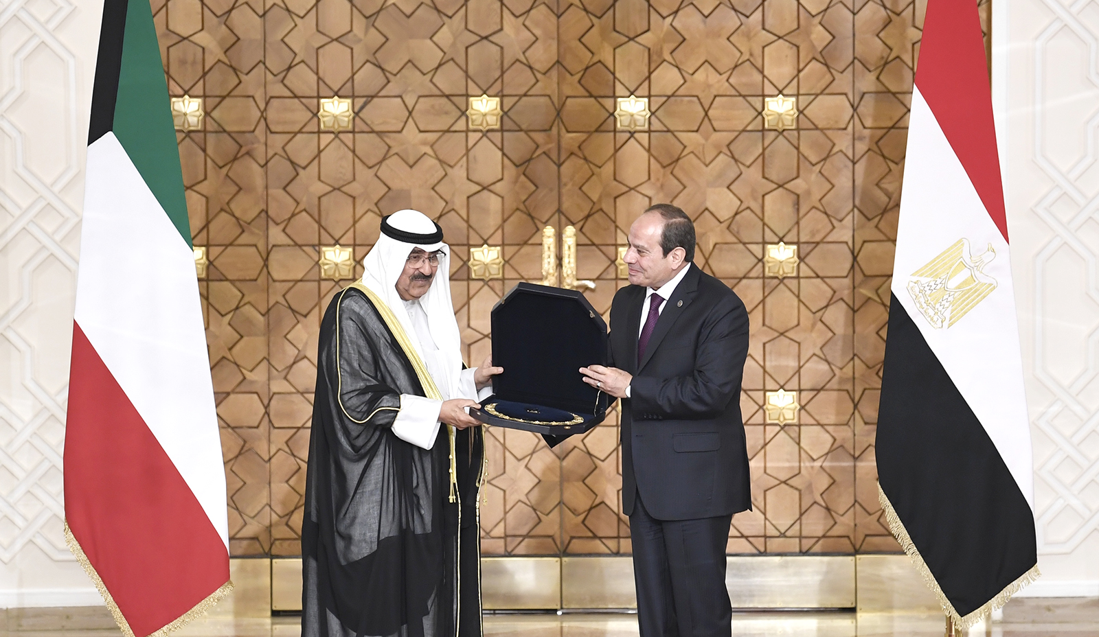 Egypt's pres. awards Kuwait Amir Order of the Nile