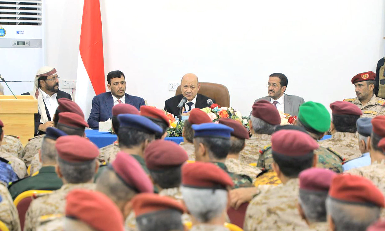 رئيس مجلس القيادة الرئاسي اليمني يرأس اجتماعا لقيادة وزارة الدفاع ووحدات الجيش بمحافظة مأرب