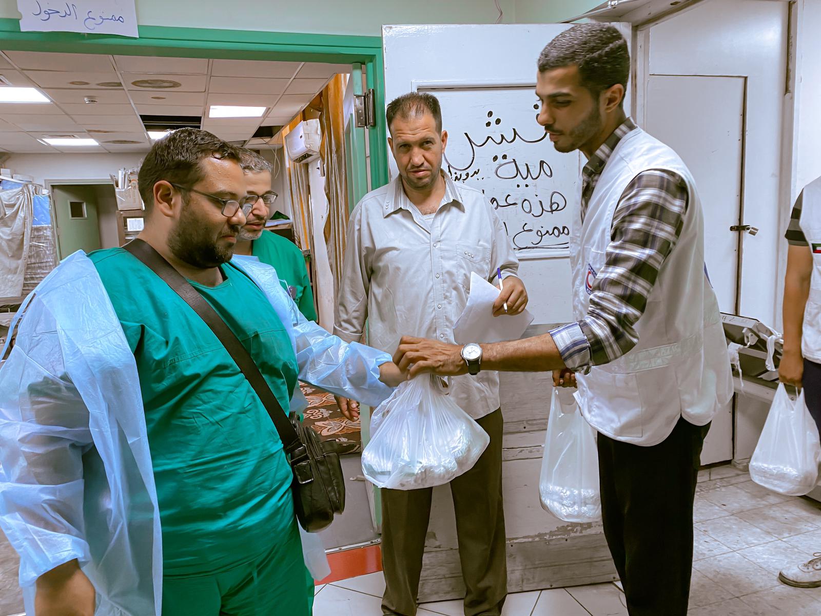 تقديم وجبات ساخنة للعاملين في المستشفيات بقطاع غزة