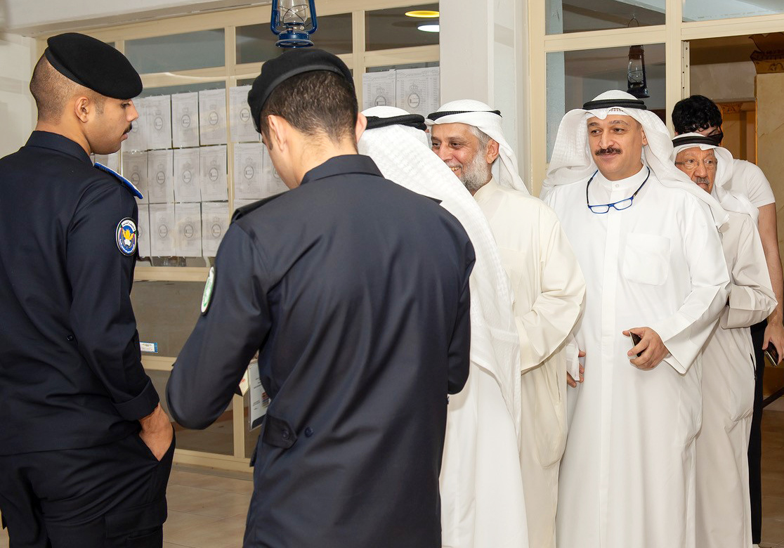 Minister of Health Dr. Ahmad Al-Awadhi casting his vote in the Al-Asmaa Bint Al-Harith High School electoral committee in the second constituency