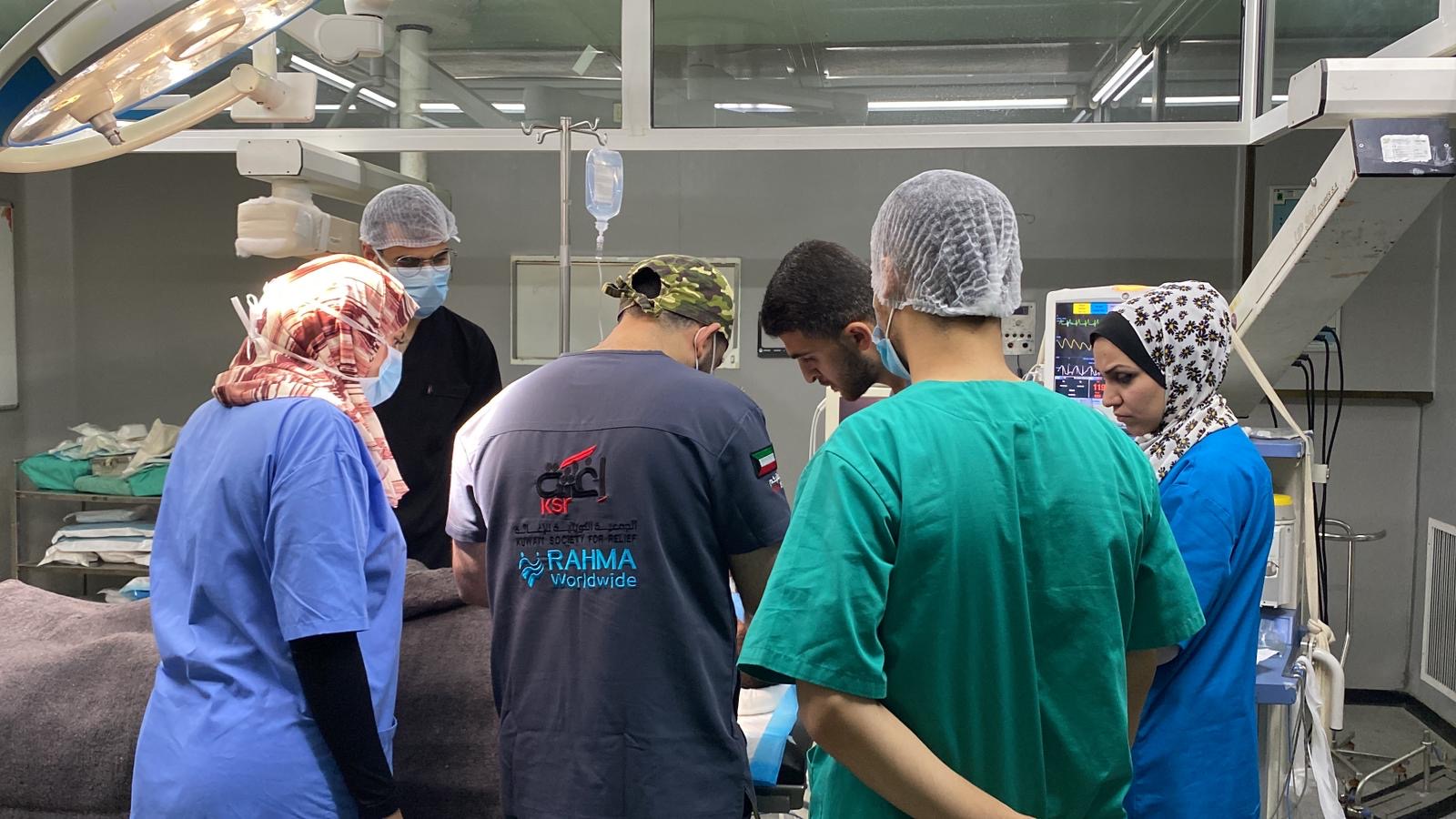 فريق (الكويتية للاغاثة) الطبي الكويتي ينفذ 120 عملية جراحية في المستشفى (الأوروبي) بقطاع غزة