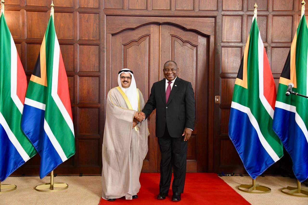 السفير سالم الشبلي مصافحا رئيس جنوب إفريقيا سيريل رامافوزا