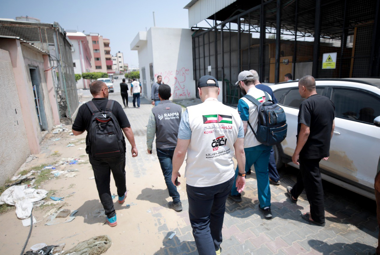 A Kuwaiti medical team tours Nasser Medical Complex