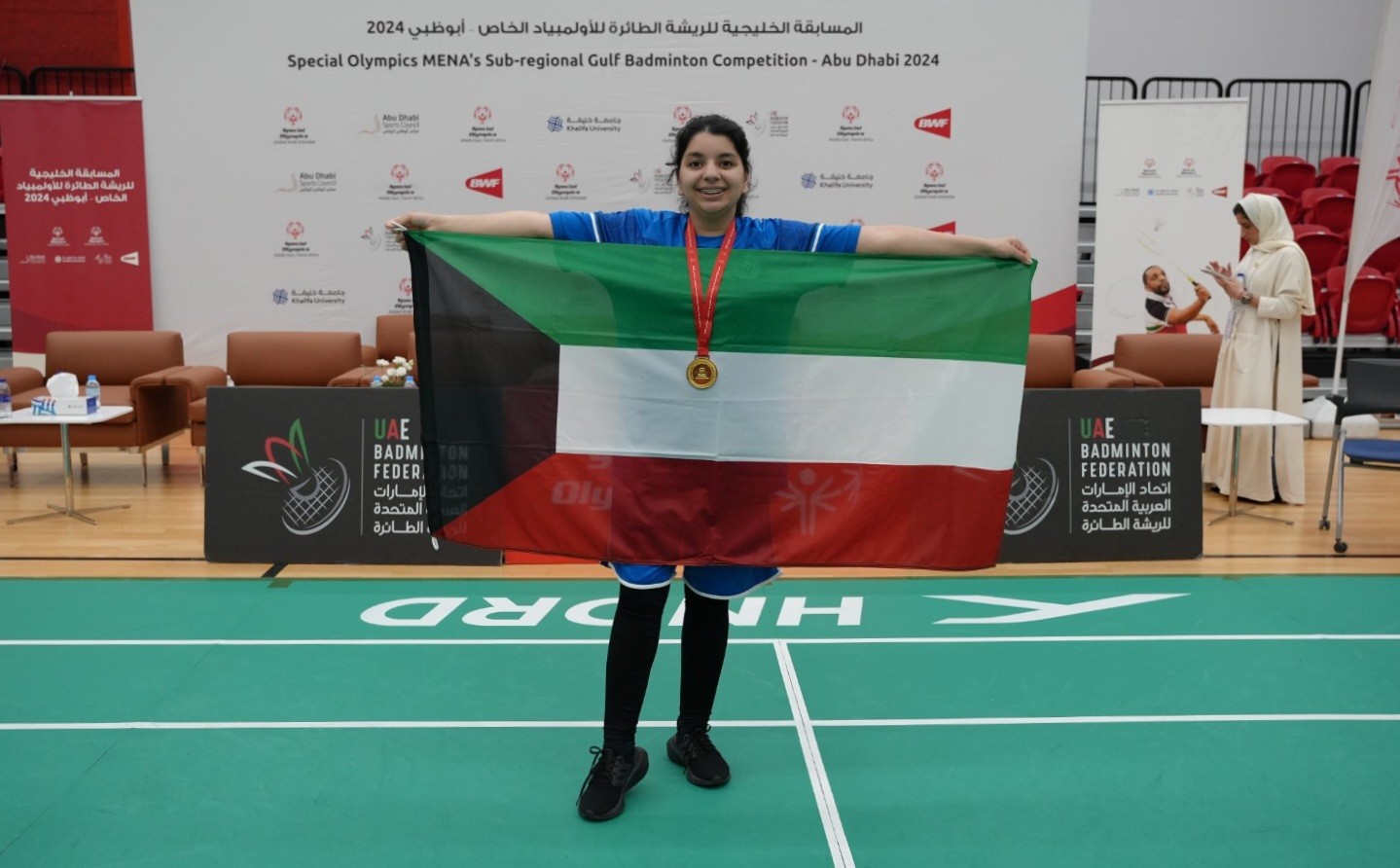 فرحة اللاعبة الكويتية شيخة الهندي بتحقيق الميدالية الذهبية