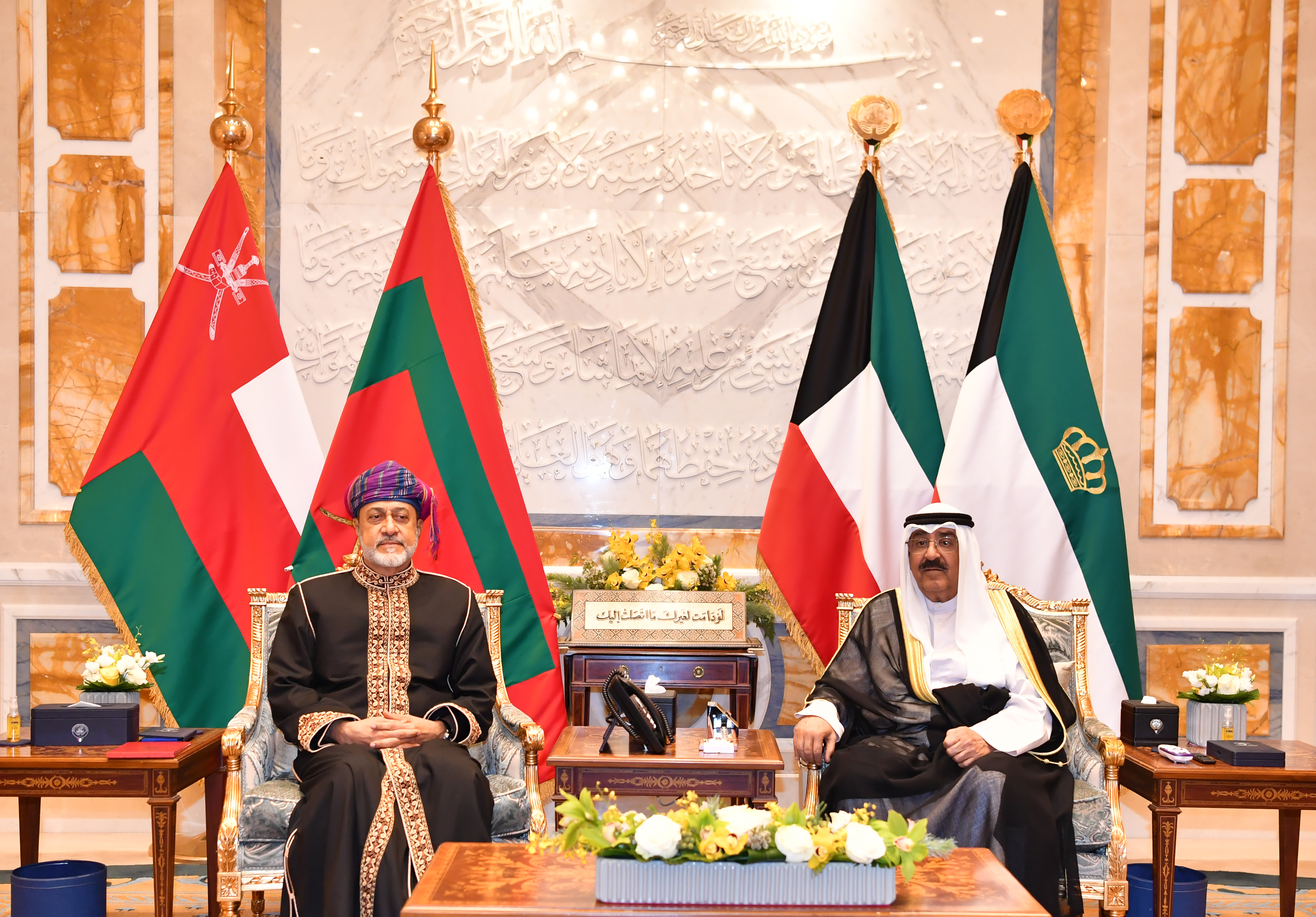 سمو أمير البلاد والسلطان هيثم بن طارق يترأسان جلسة المباحثات الرسمية