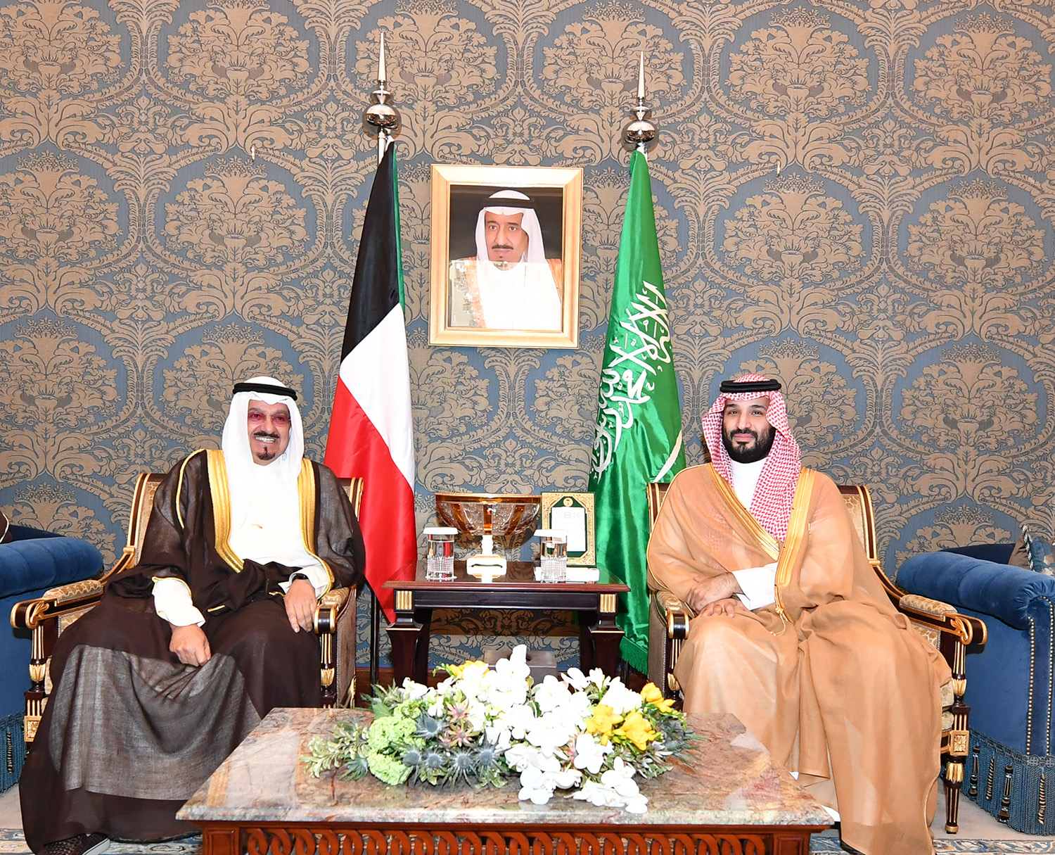 ممثل سمو أمير البلاد سمو رئيس مجلس الوزراء يلتقي ولي العهد السعودي على هامش مؤتمر القمة العربية بالمنامة