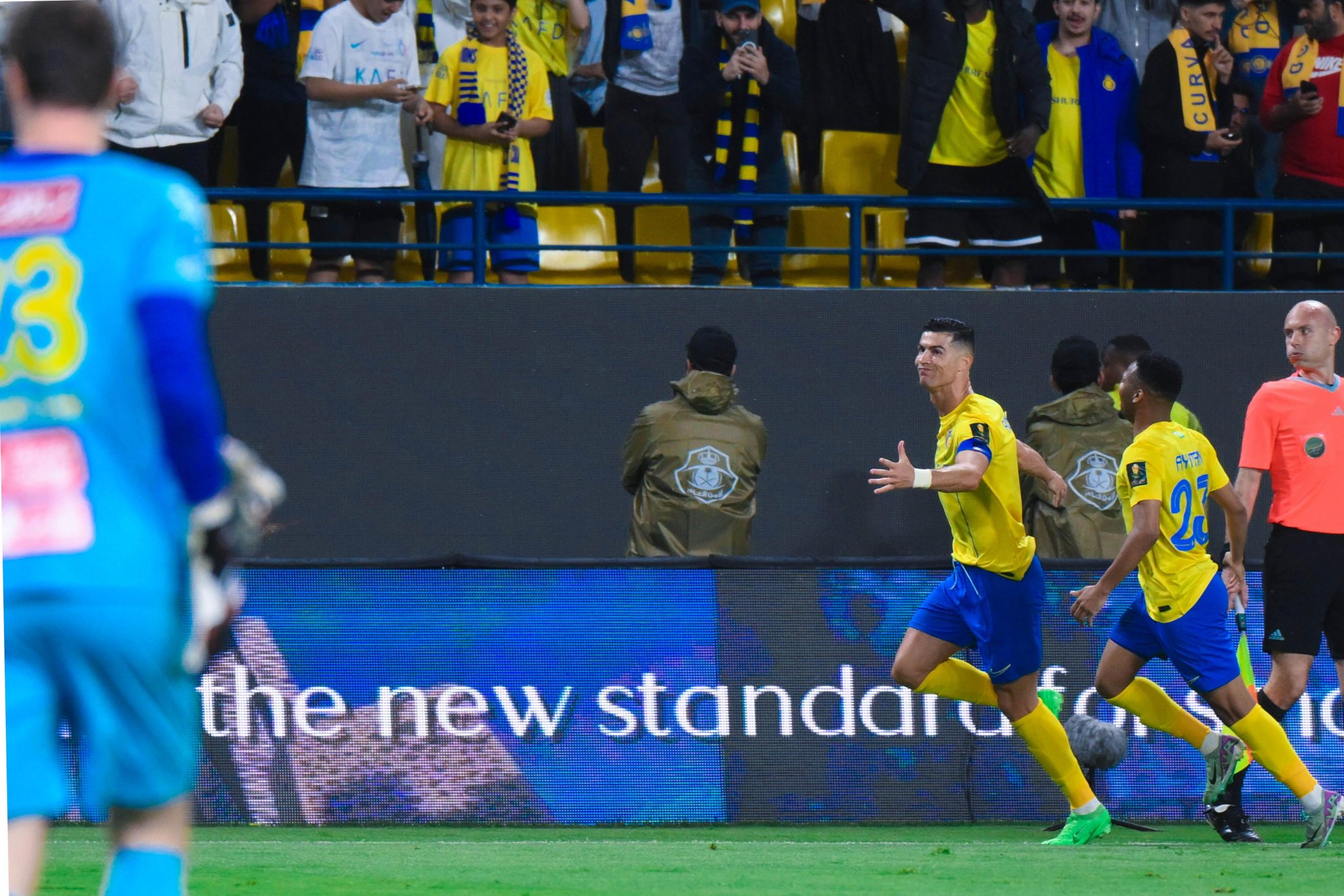 كريستيانو رونالدو يحتفل بعد تسجيله الهدف الأول لفريق النصر