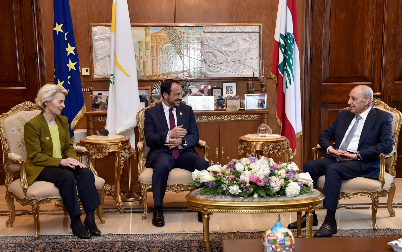 رئيس البرلمان اللبناني نبيه بري اثناء لقائه برئيسة المفوضية الاوروبية أورسولا فون دير لاين والرئيس الق