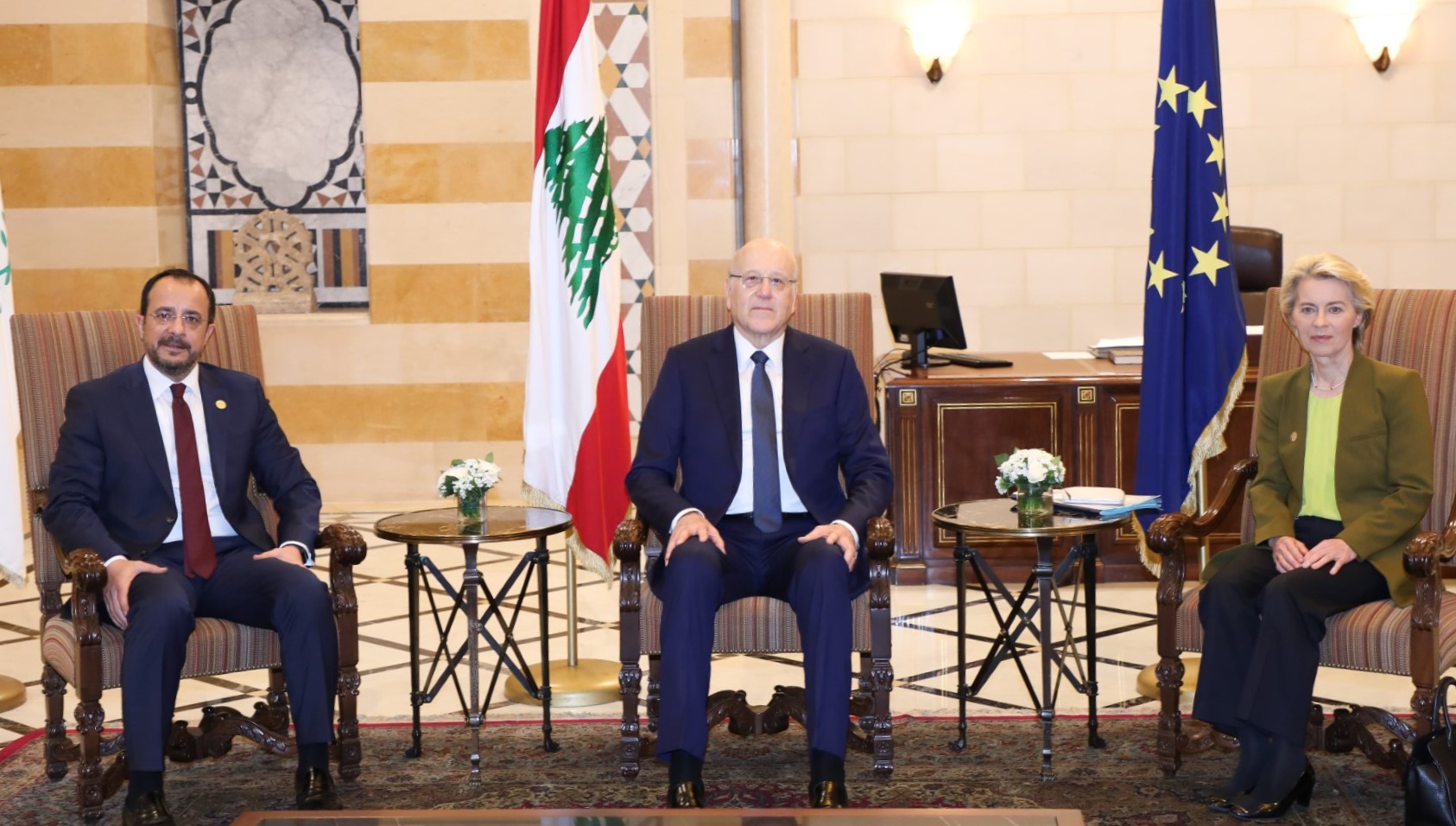 Le Premier ministre libanais, Najib Mikati, recevant a présidente de la Commission européenne, Ursula von der Leyen, et le président chypriote Nikos Christodoulides.