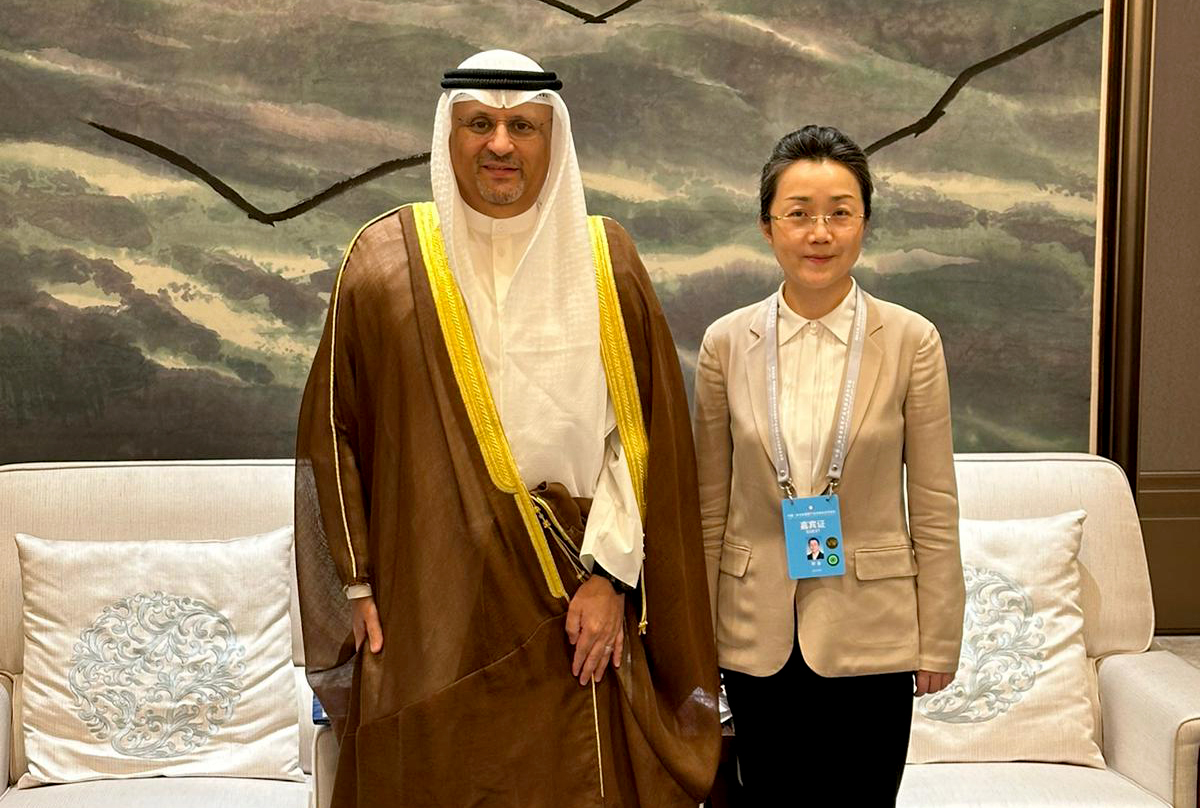 Minister of Commerce and Industry and Minister of State for Communication Affairs Omar Al-Omar meets Chinese official on commercial coop