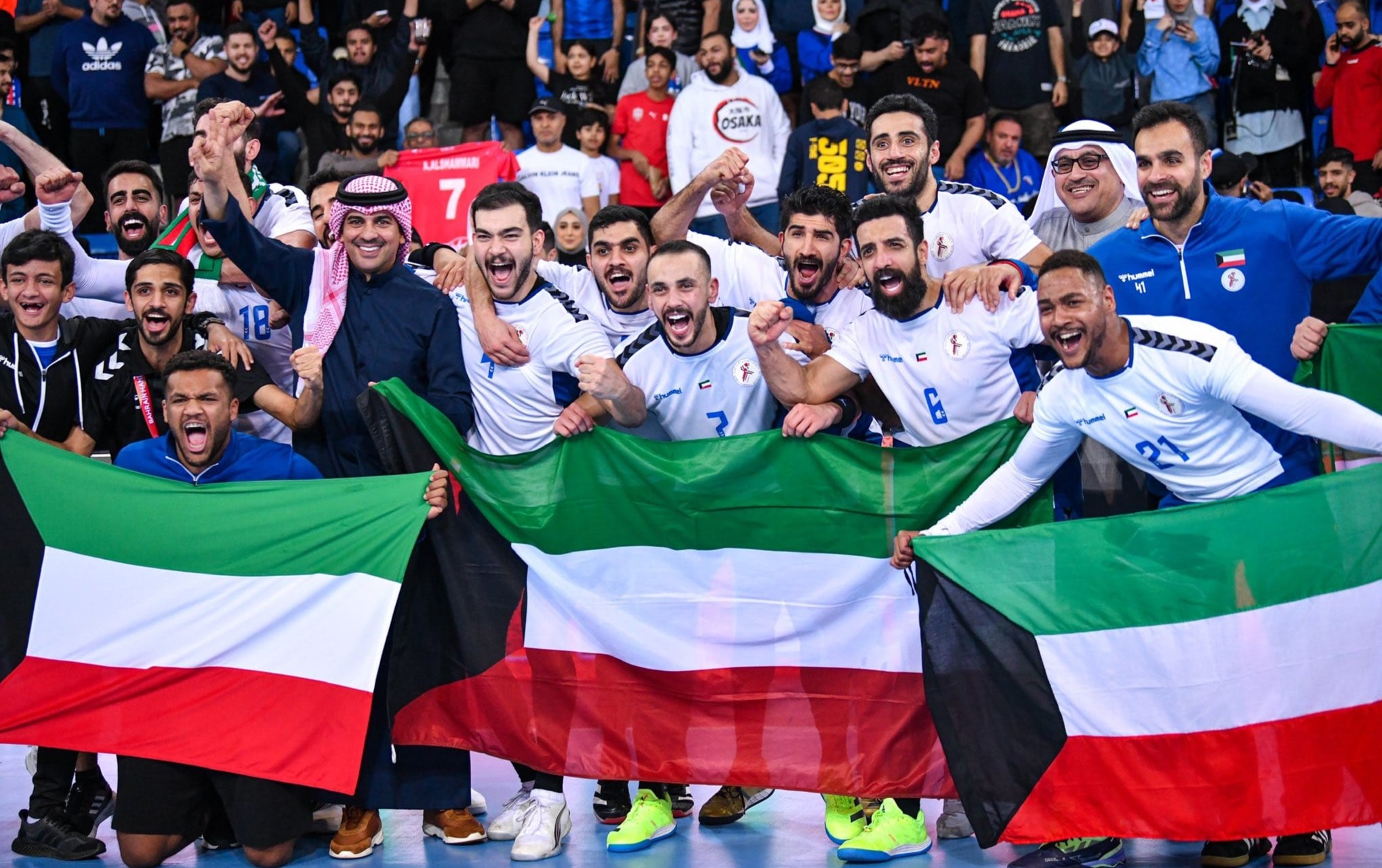 Les joueurs de l'équipe nationale célébrant la qualification pour le Championnat du monde.