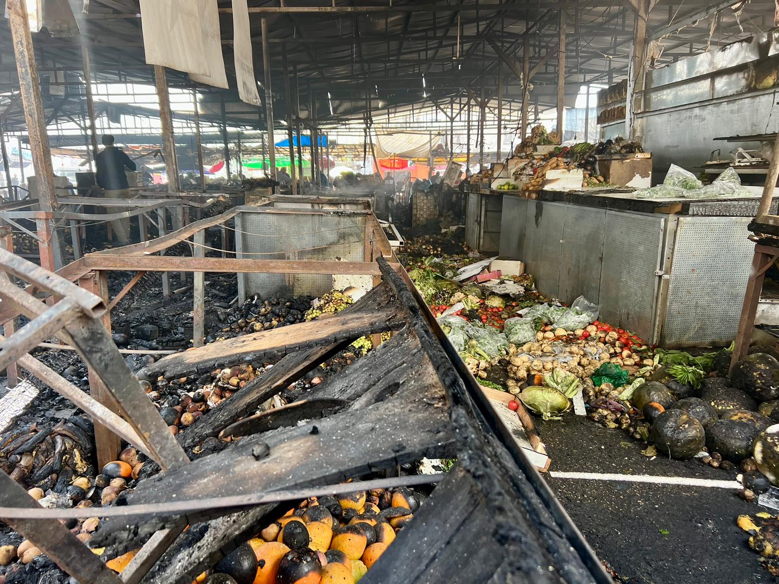 اثار الحريق في سوق البيرة التجاري جراء قنابل الغاز والصوت التي اطلقها الاحتلال خلال اقتحام المدينة