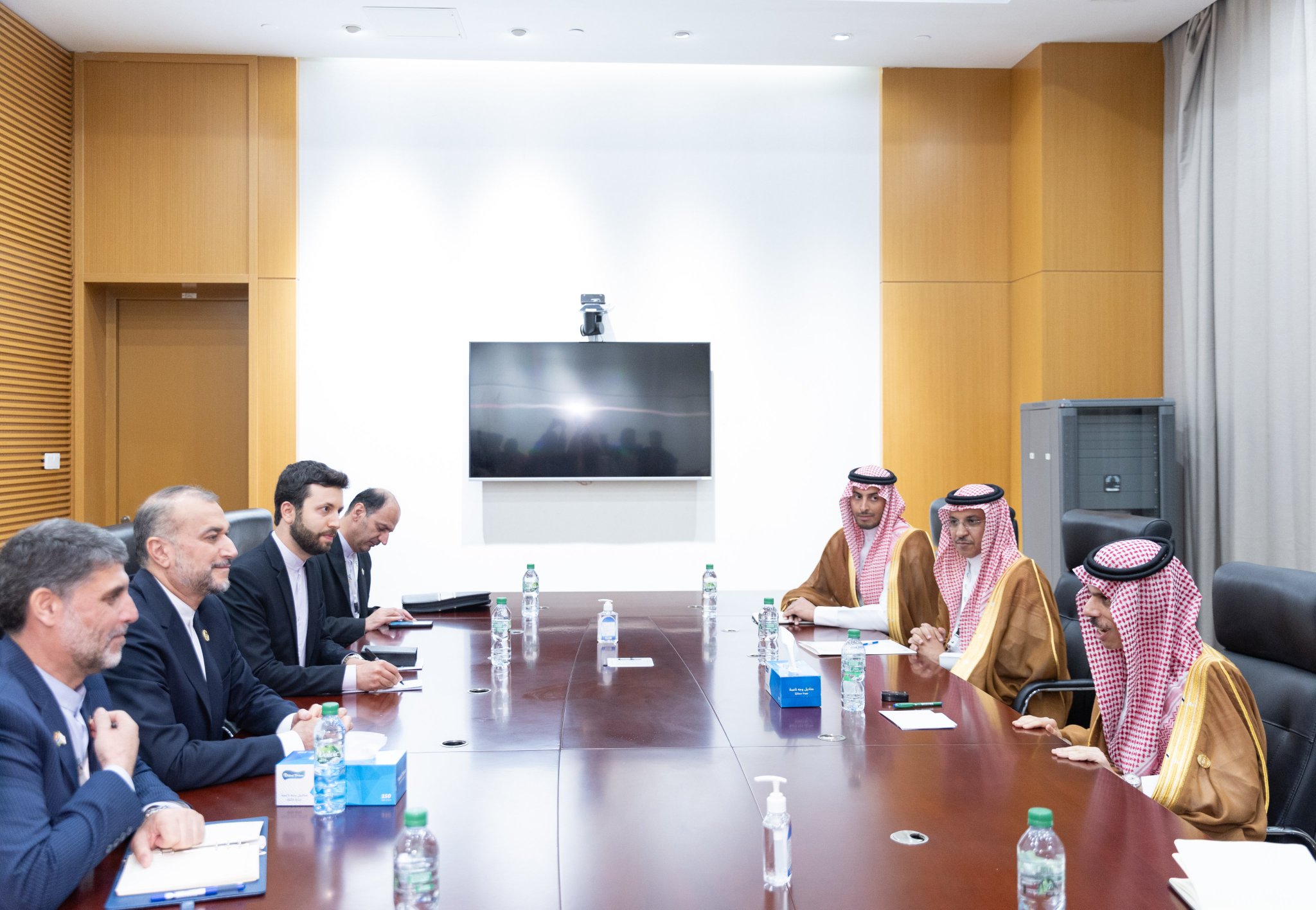 وزير الخارجية السعودي الأمير فيصل بن فرحان خلال لقاءه بنظيره الايراني حسين أمير عبداللهيان