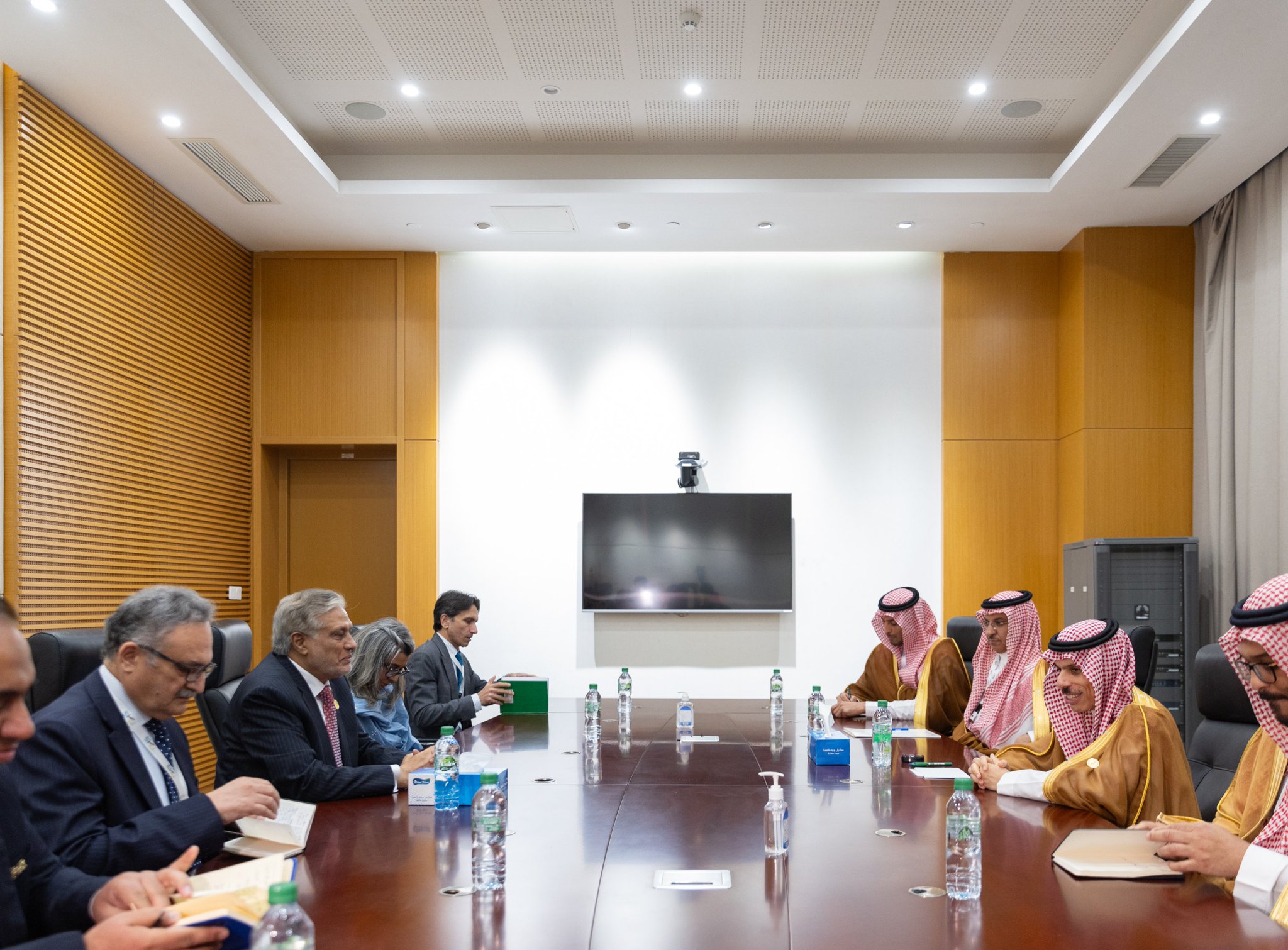 وزير الخارجية السعودي الأمير فيصل بن فرحان خلال لقاءه بنظيره الباكستاني إسحاق دار