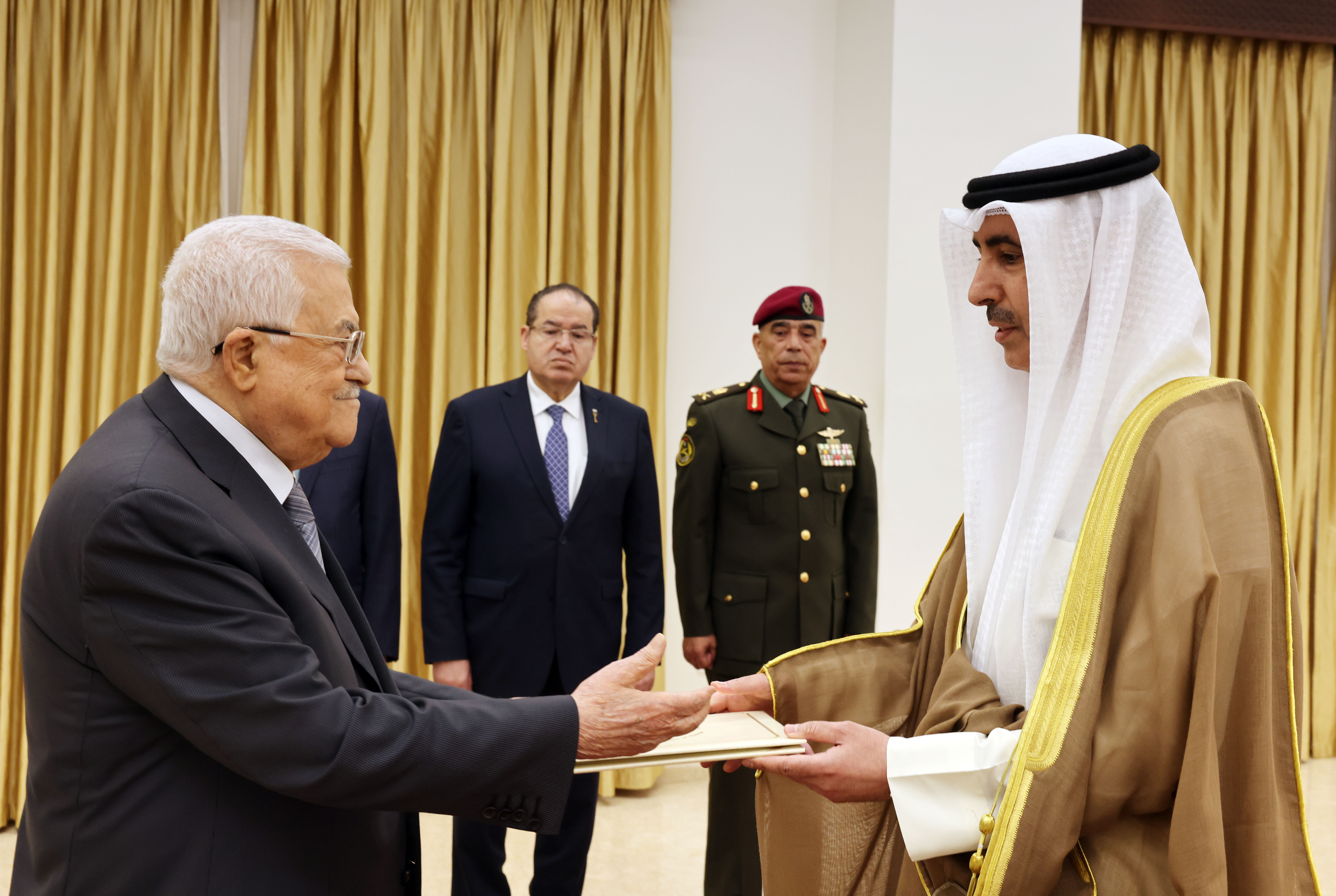 L'ambassadeur du Koweït présentant ses lettres de créances au président palestinien.