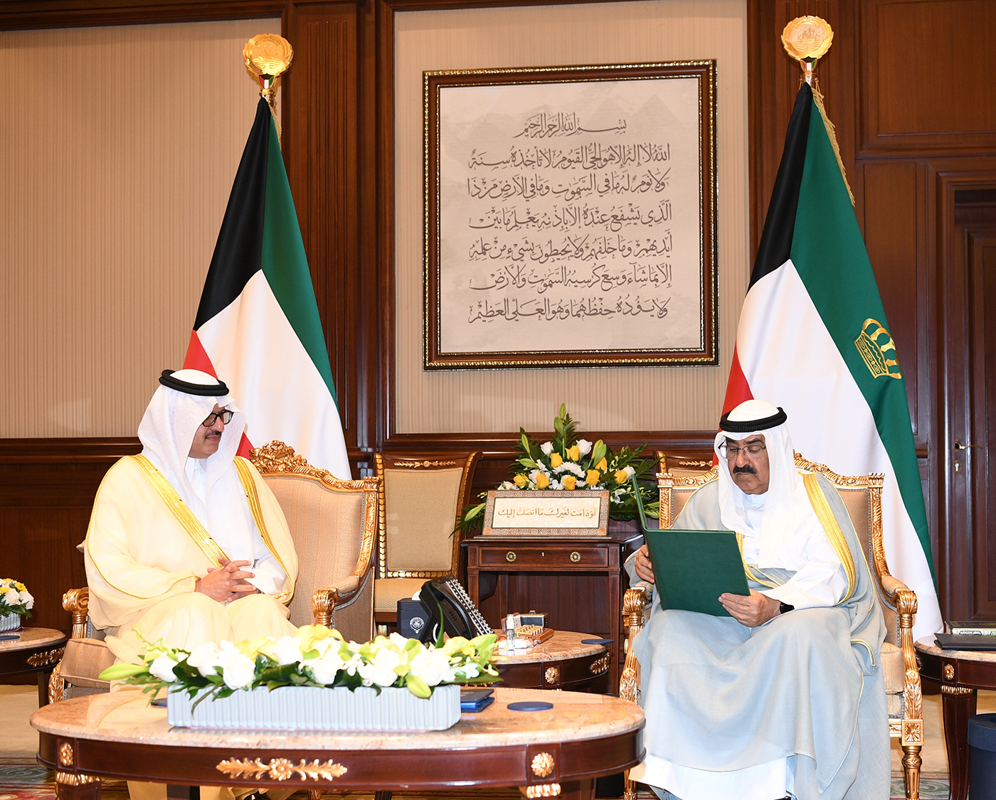 Son Altesse l’Emir du pays Cheikh Mechaal Al-Ahmad Al-Jaber Al-Sabah recevant la lettre écrite.
