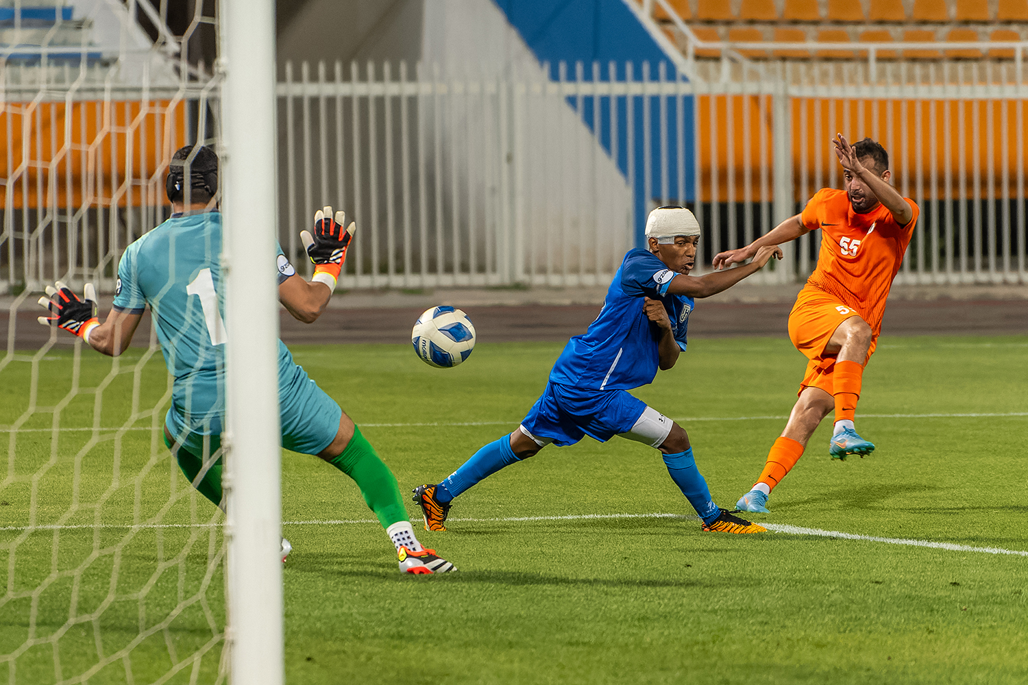 لاعب كاظمة يسدد على مرمى الجهراء