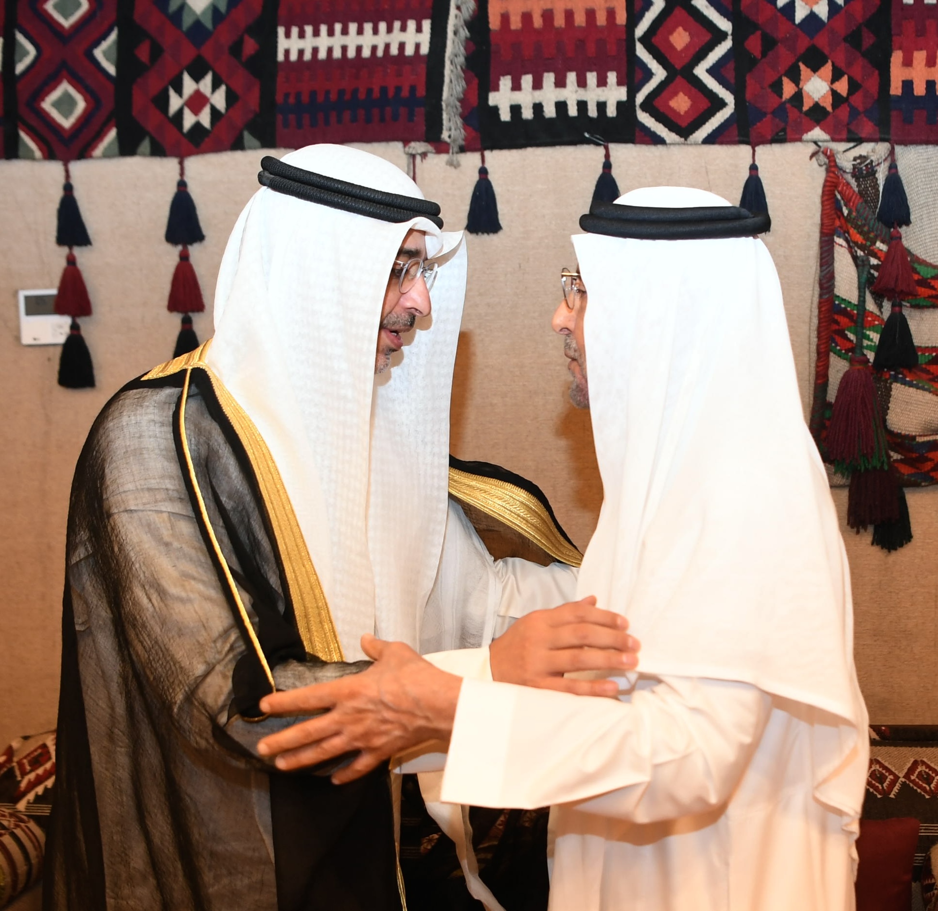 ممثل حضرة صاحب السمو أمير البلاد يقدم واجب العزاء إلى أسرة الأمير بدر بن عبدالمحسن بالرياض